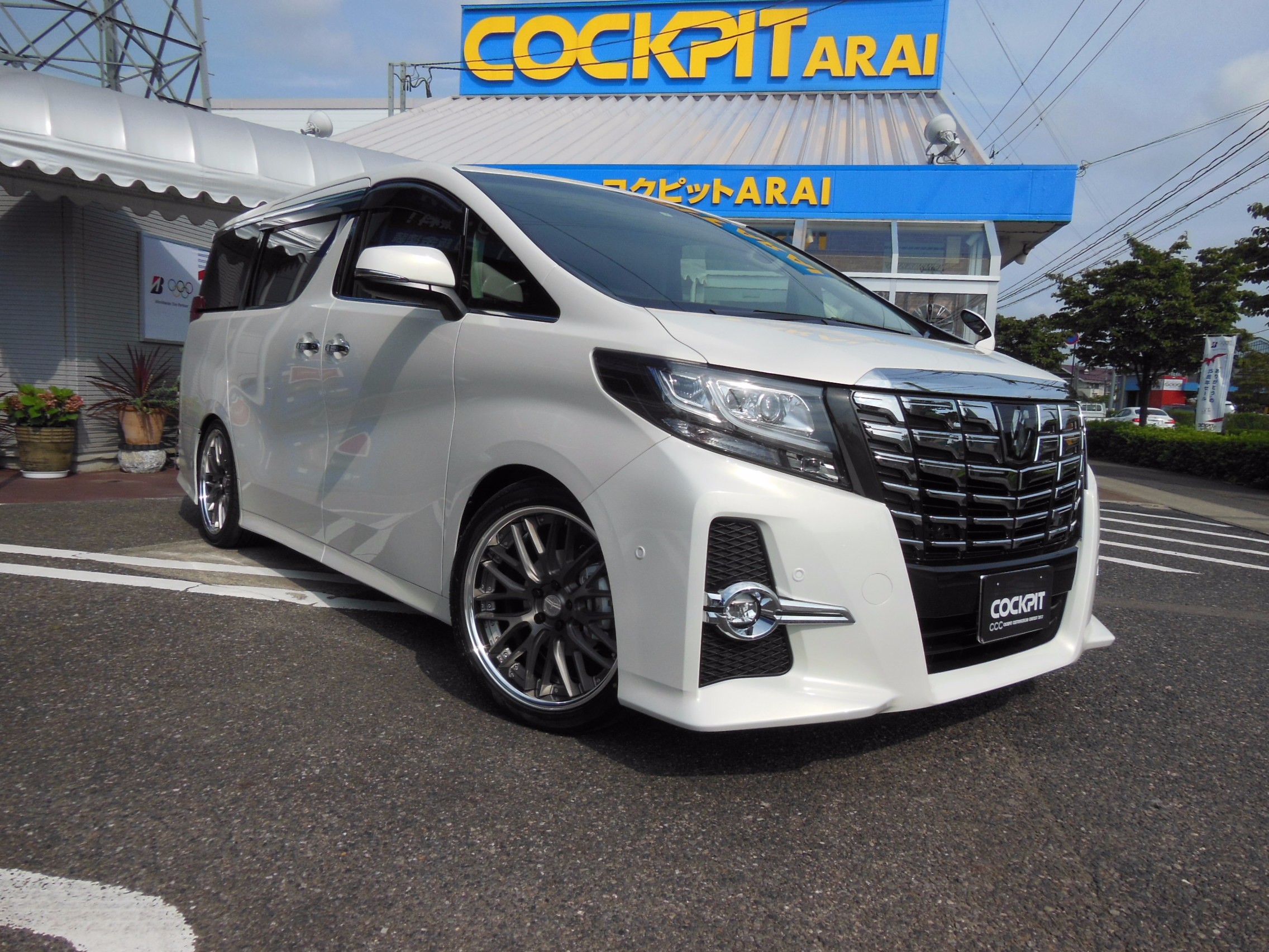 トヨタ 30系アルファード 納車されたて オーナーズカーインデックス カスタマイズカー紹介 コクピット 荒井 お客さまの車高調 ドレスアップ カスタマイズなど加工取付事例車両の紹介