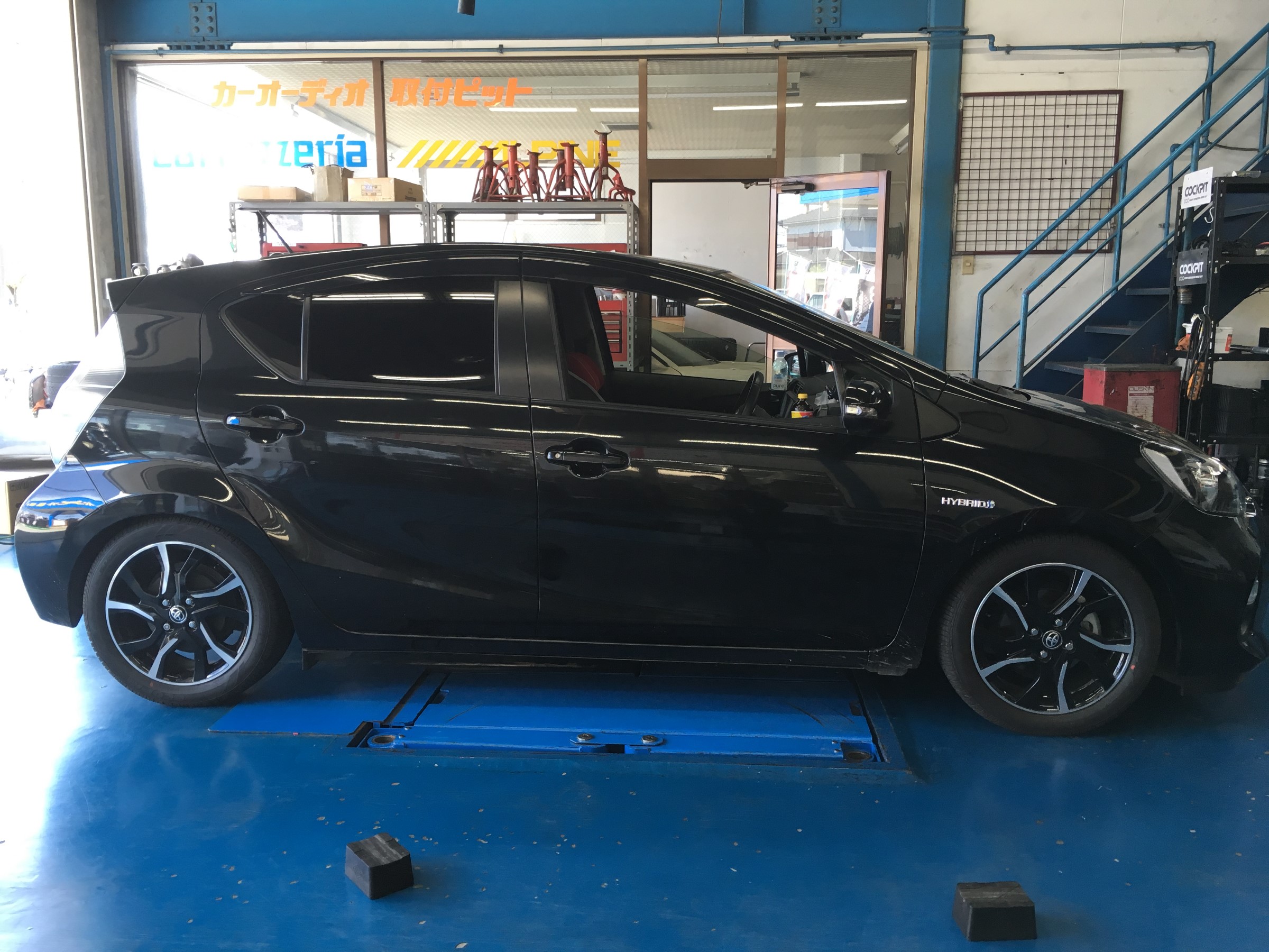 アクア 車高調の取り付けです トヨタ アクア 足まわり サスペンション ブレーキ カスタマイズ日記 コクピット 相模原 車 のカスタマイズにかかわるスタッフより