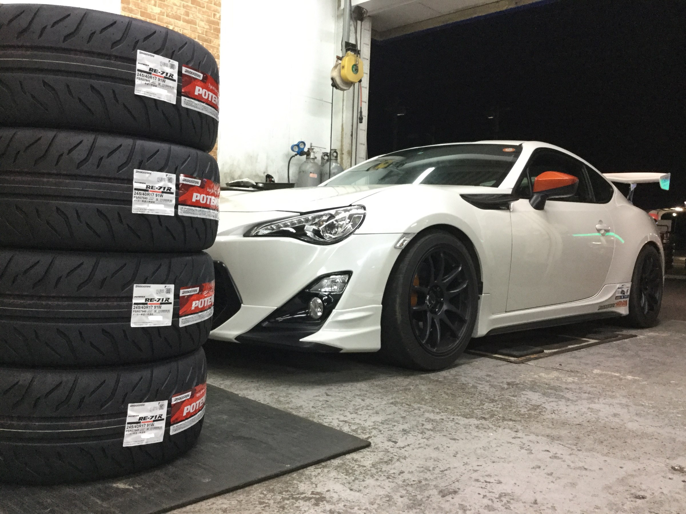 Toyota 86 Potenza Re 71r タイヤ交換 245 40r17 トヨタ 86 タイヤ ランフラットタイヤ取扱 スタッフ日記 コクピット さくら 車のカスタマイズにかかわるスタッフより