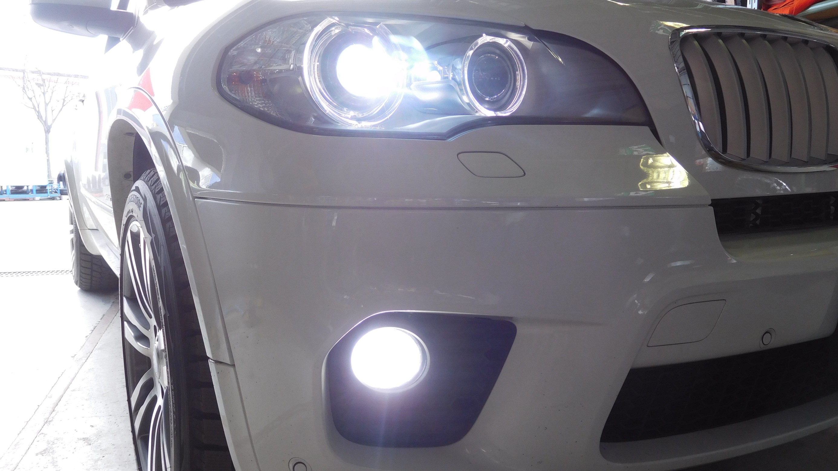 BMW E70 X5 のフロント＆室内 発光部位 “総ホワイトニング作業”と 映像視聴制限解除の作業。 | BMW X5 HID・LED（その他電装系）  HID・LED（その他電装系） > HIDシステム取付 | Feel Book | スタイルコクピット フィール |  車のカスタマイズにかかわるスタッフより