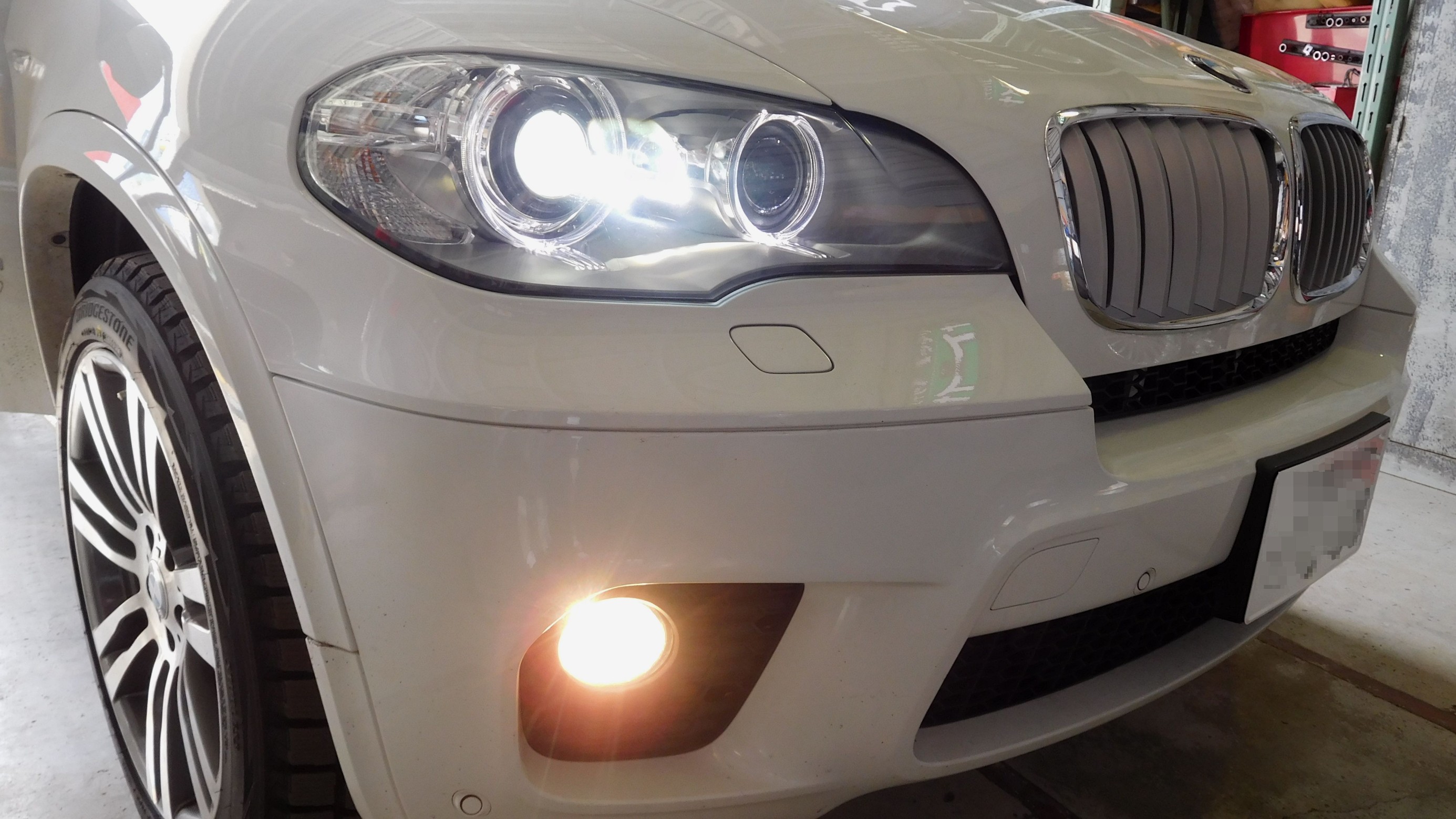BMW E70 X5 のフロント＆室内 発光部位 “総ホワイトニング作業”と 映像