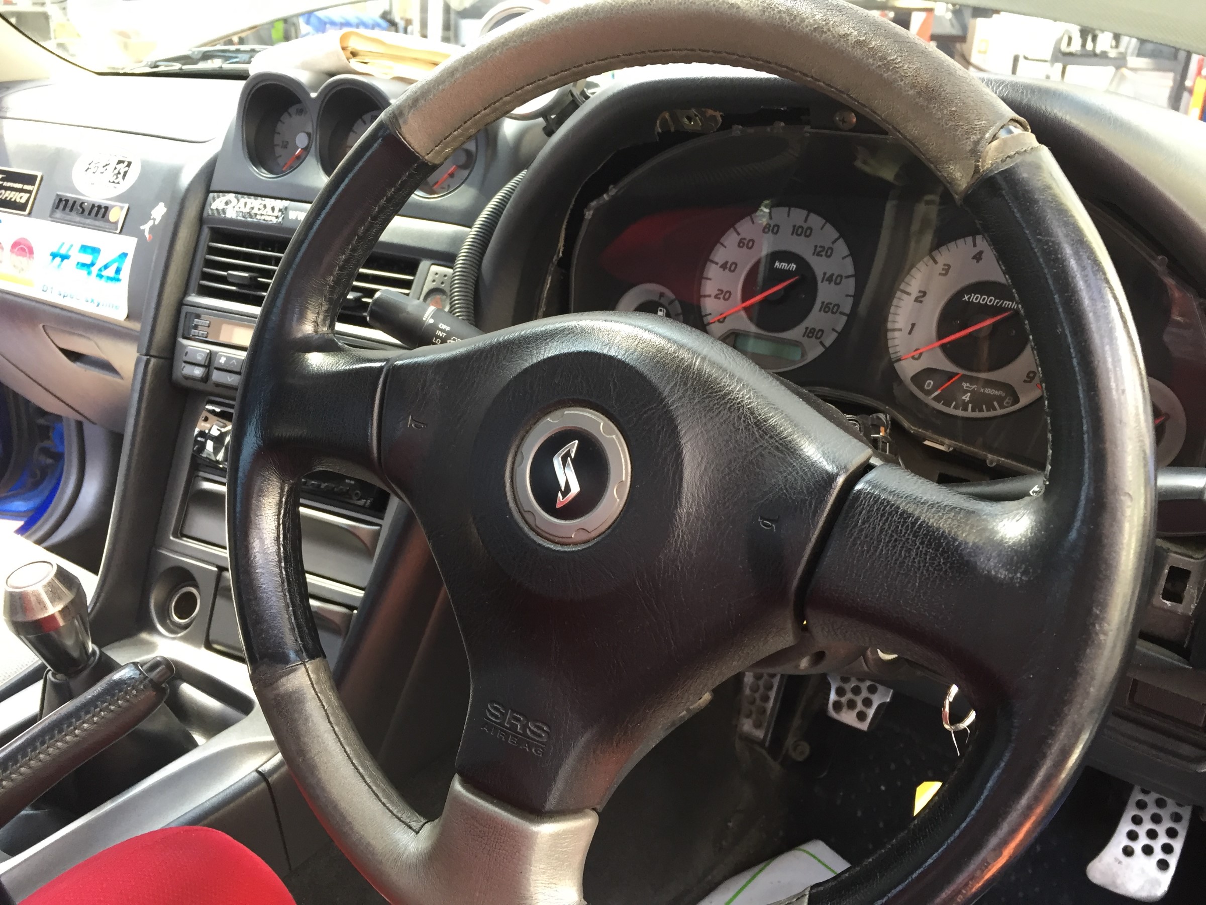 ステアリング交換 R34スカイライン Note スタッフ 日記 コクピット 荒井 車のカスタマイズにかかわるスタッフより