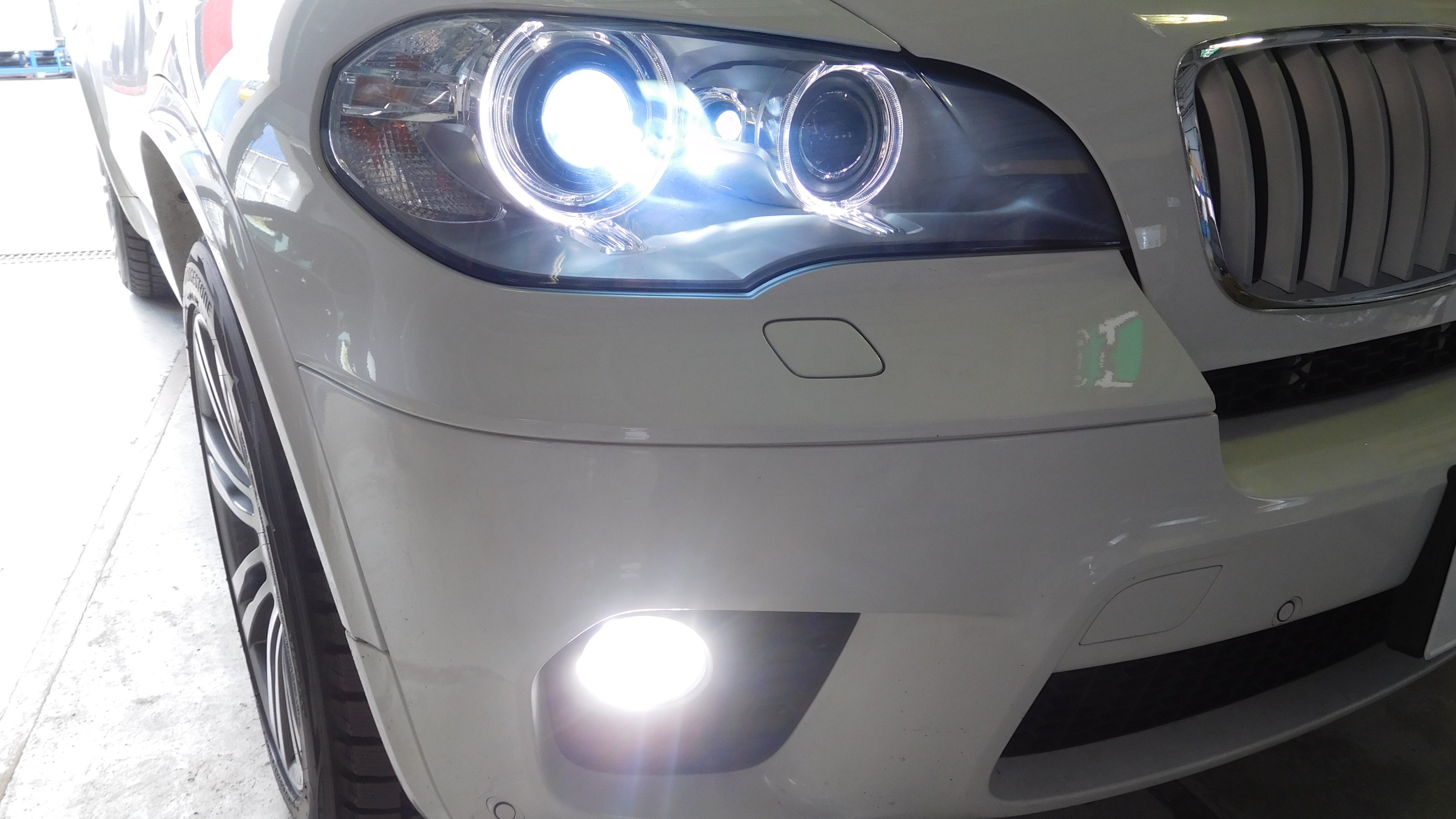 BMW E70 X5 のフロント＆室内 発光部位 “総ホワイトニング作業”と 映像