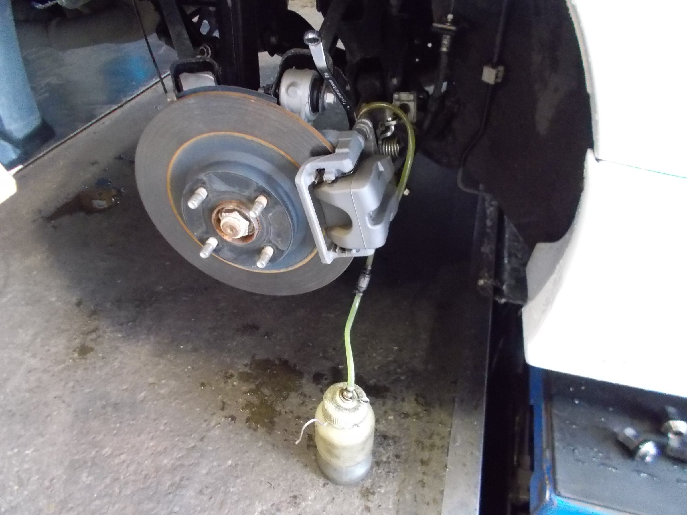 ロードスターrf ブレーキフルード クラッチフルード交換及びエア抜き マツダ ロードスターrf 足まわり サスペンション ブレーキ 足まわり サスペンション ブレーキ ブレーキフルード交換 エア抜き 作業日誌 コクピット 川越 お店の得意技紹介