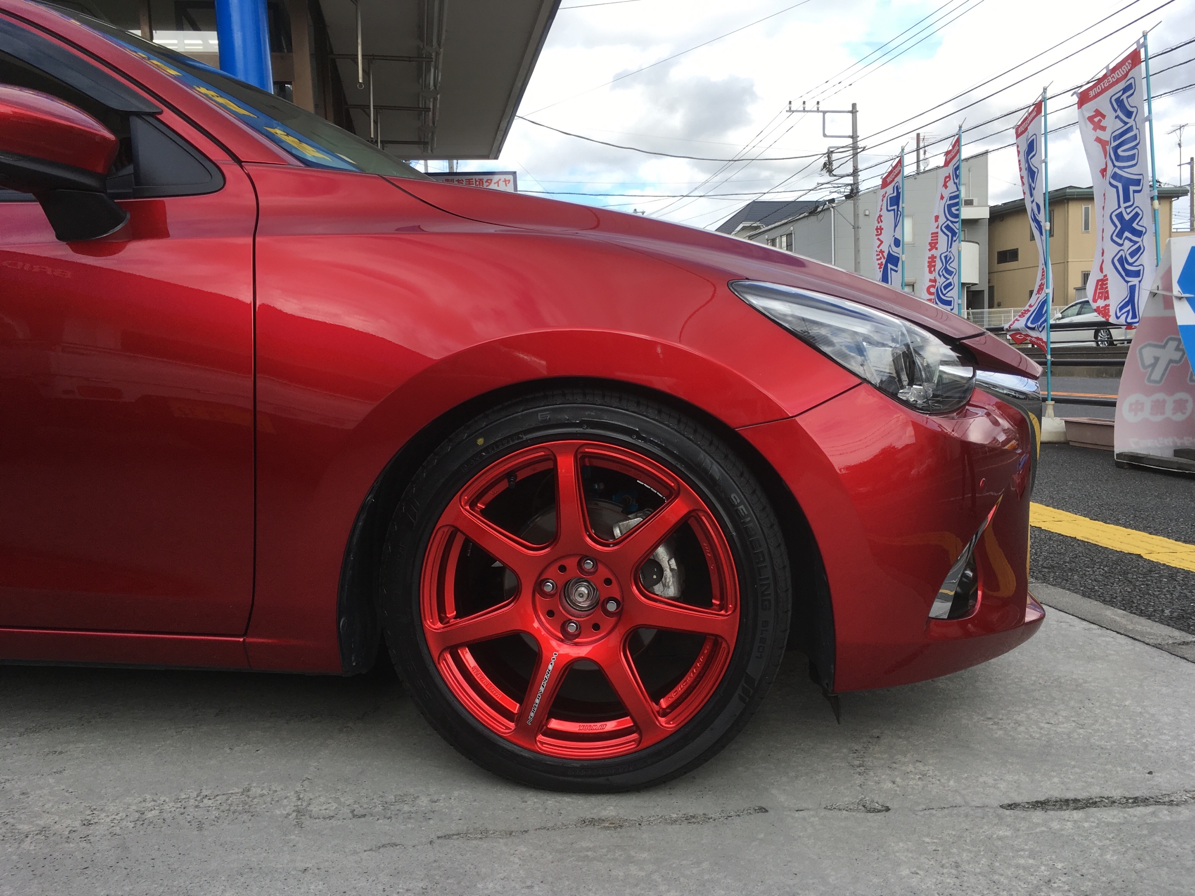 デミオにタイヤホイールセット マツダ デミオ カスタマイズ日記 コクピット 相模原 車のカスタマイズにかかわるスタッフより