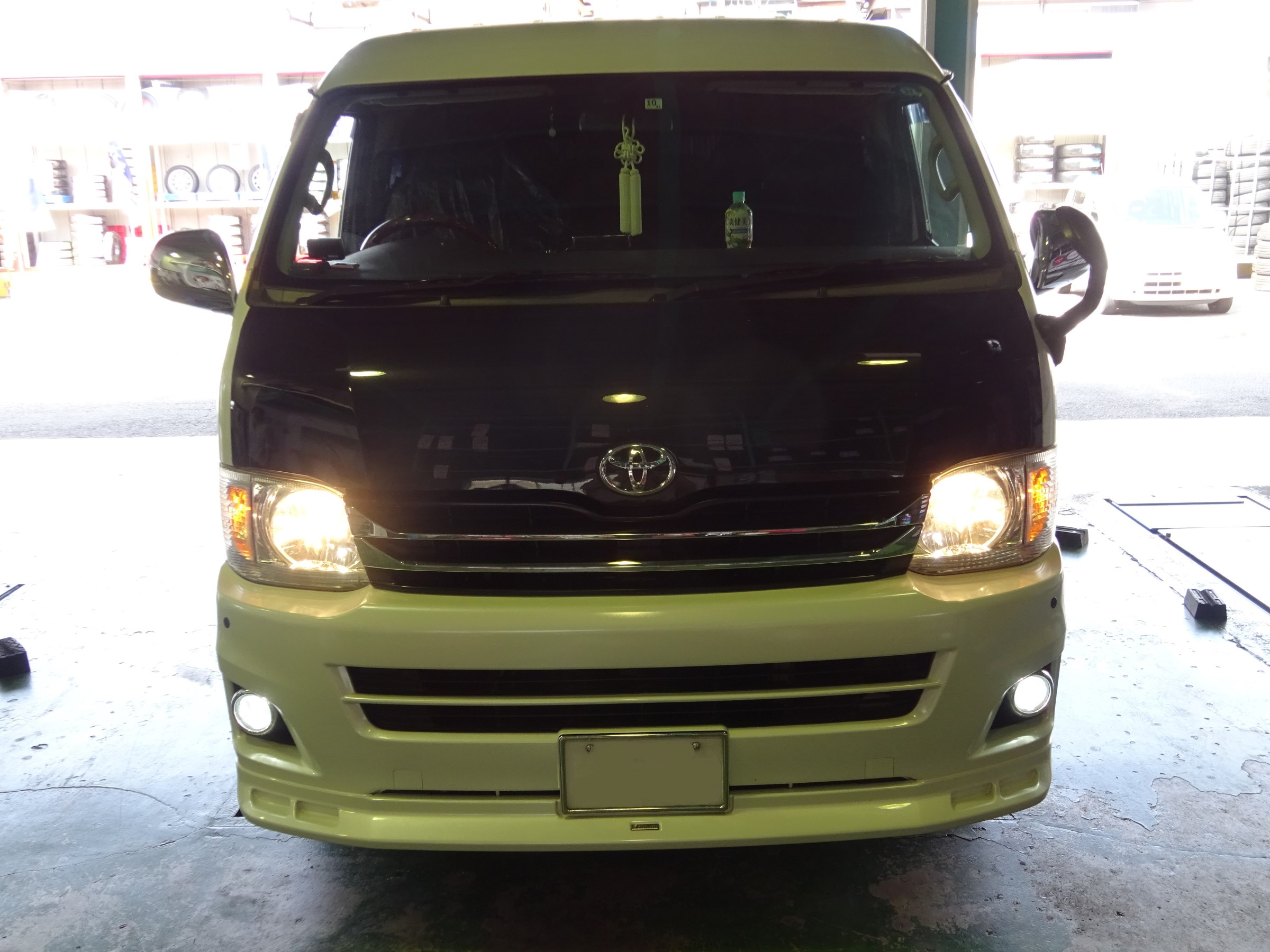 ハイエースにスフィアライト ライジング 取り付け トヨタ ハイエース Hid Led その他電装系 Hid Led その他電装系 フォグ アシストランプ取付 Staff日記 コクピット さつま貝塚 車のカスタマイズにかかわるスタッフより