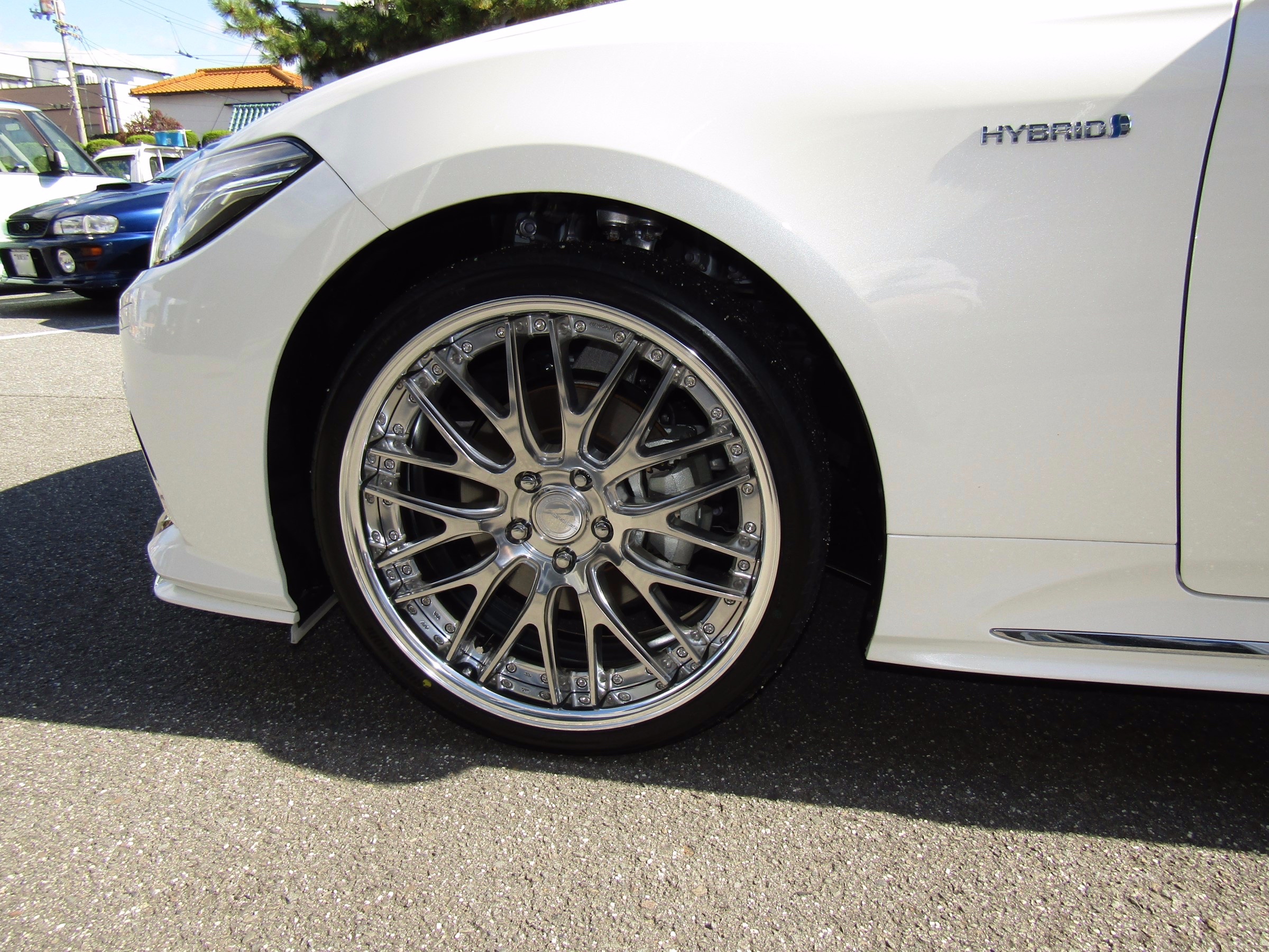 クラウンハイブリッド インチホイールセット装着 スタッフ日記 コクピット 56 車のカスタマイズにかかわるスタッフより