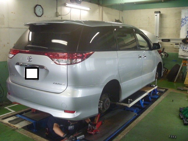 50エスティマへ車高調取り付け トヨタ エスティマ 足まわり サスペンション ブレーキ 足まわり サスペンション ブレーキ サスペンションパーツ関連取付 アフターパーツ取り付け事例 コクピット 麻生 お店の得意技紹介