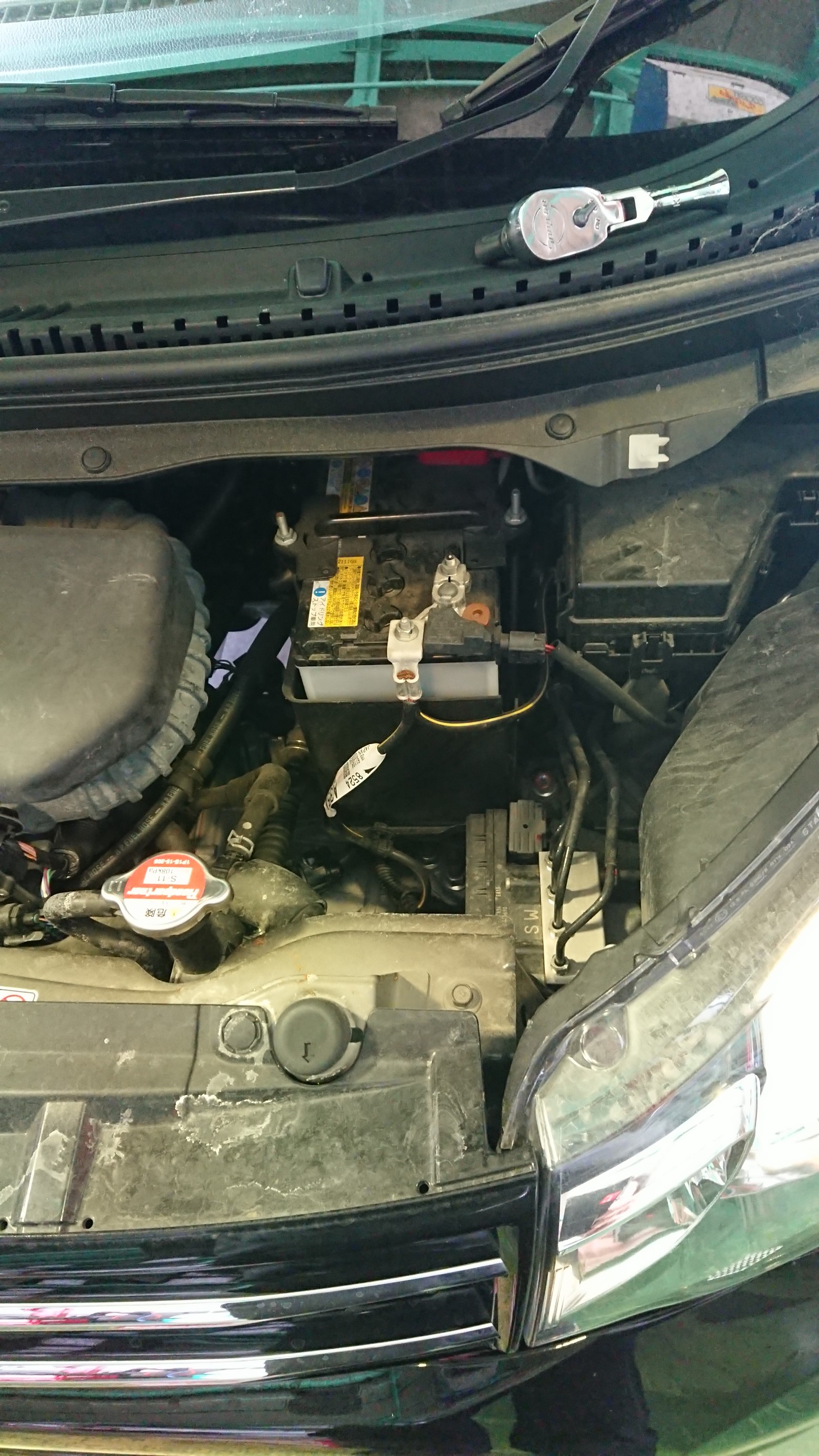 バッテリー交換 三菱 Ekワゴン メンテナンス オイル バッテリー他 Staff日記 コクピット さつま貝塚 車 のカスタマイズにかかわるスタッフより