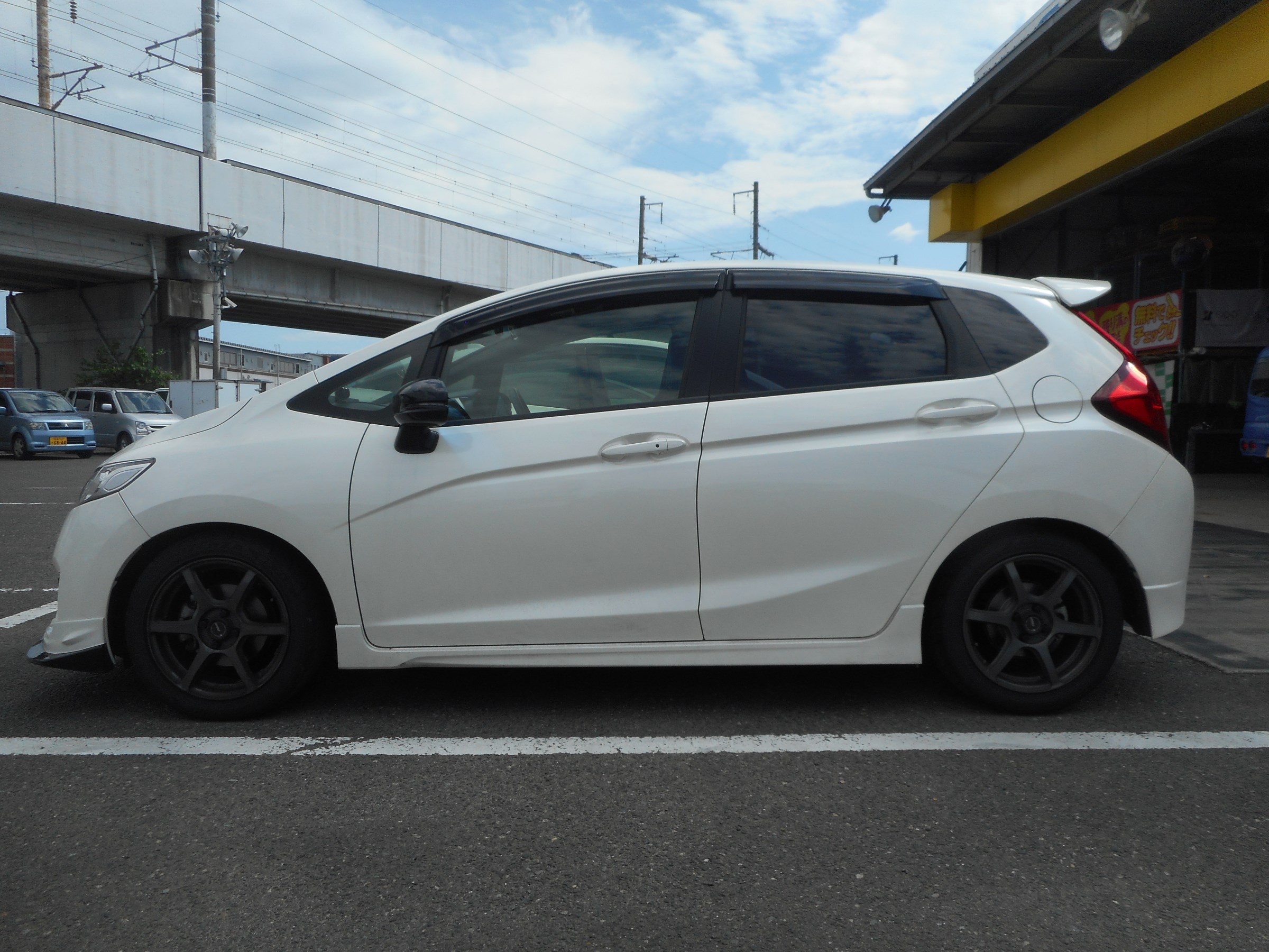 Fit Rs Gk5 車高調取り付けました ホンダ フィット カスタマイズ別ショーケース コクピット 名取 お店の取付加工事例紹介