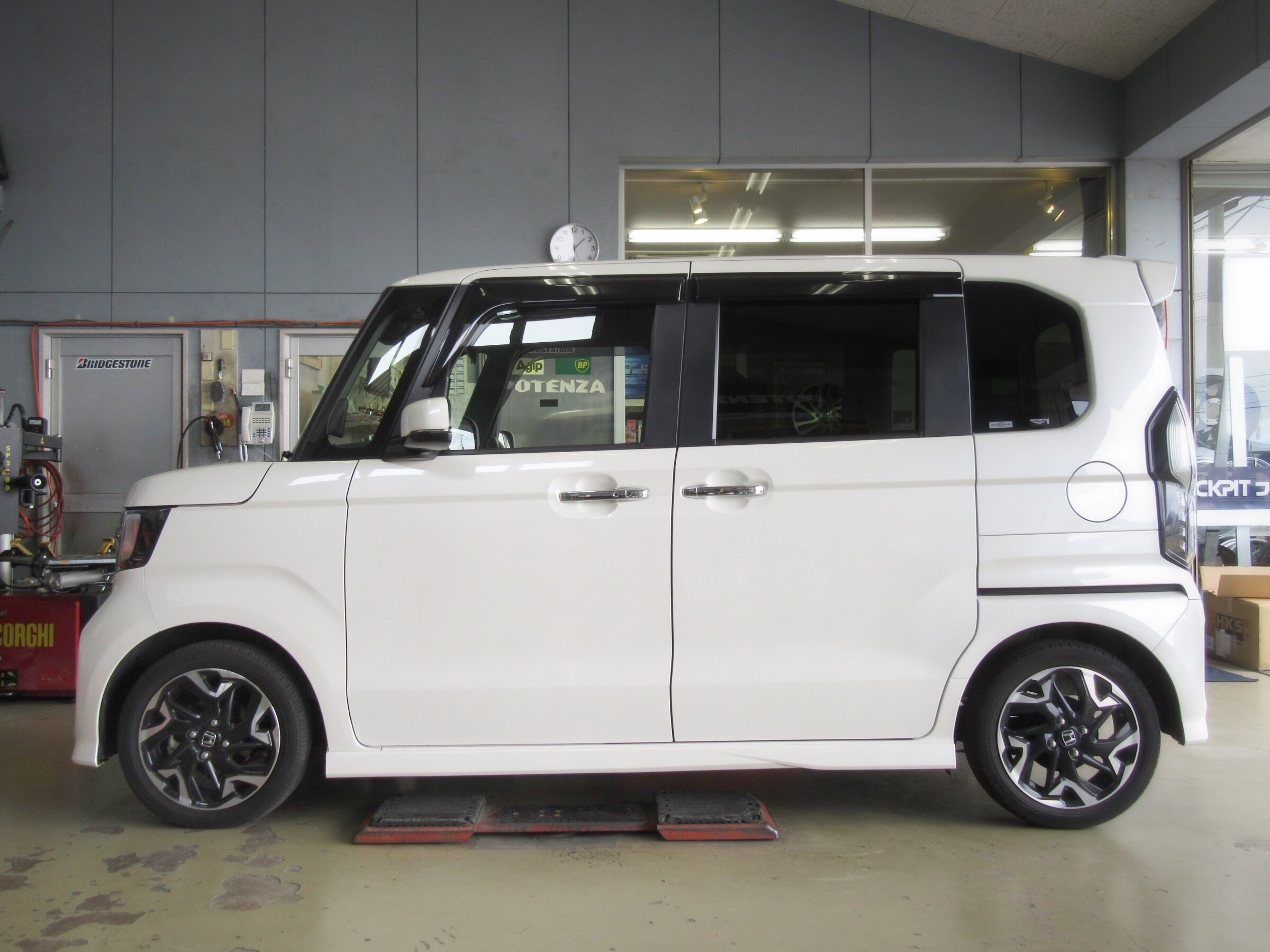 背の高い軽カーのフラツキを車高調で改善 N Boxカスタムにクスコ Street Zeroを取り付け ホンダ N Boxカスタム 店長アサコのブログ コクピット 55 車のカスタマイズにかかわるスタッフより