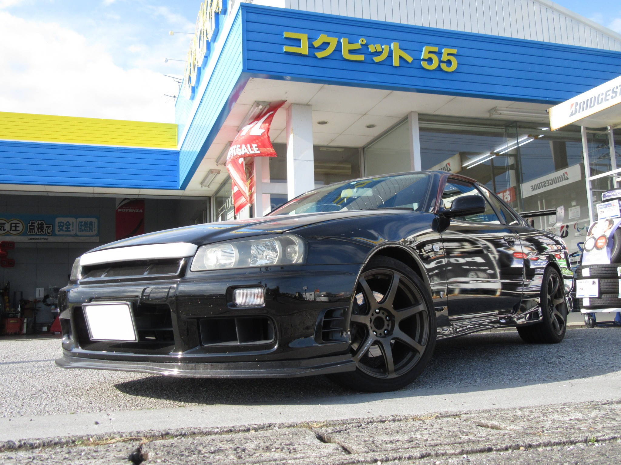 ご当地車高調”がついに完成！？スカイラインR34に特注のクスコ車
