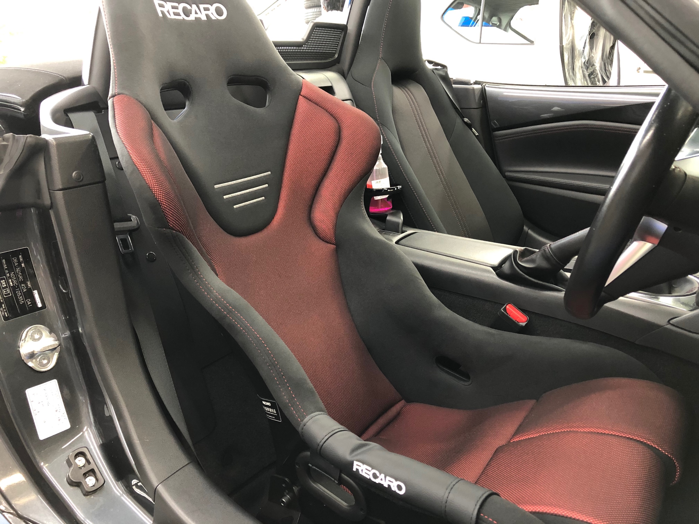 Madza Ndロードスター Recaro Rs G シート交換でもっと人馬一体 マツダ ロードスター スタッフ 日記 コクピット 荒井 車のカスタマイズにかかわるスタッフより