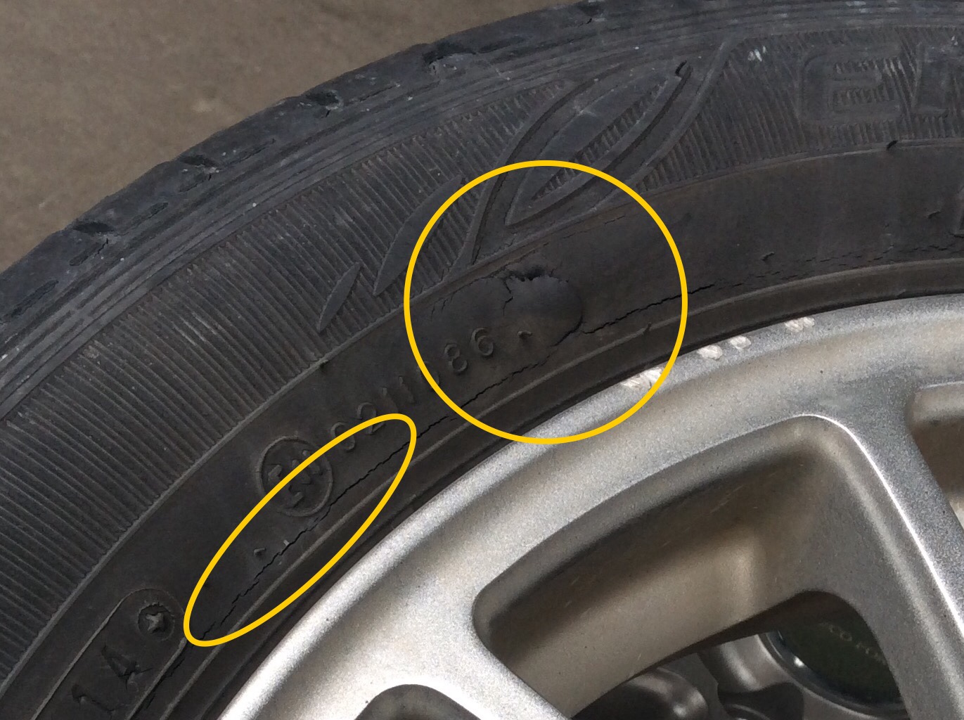 要チェックです タイヤの ヒビ タイヤ タイヤ タイヤ ホイール交換 スタッフ日記 コクピット モリオカ 車のカスタマイズにかかわるスタッフより