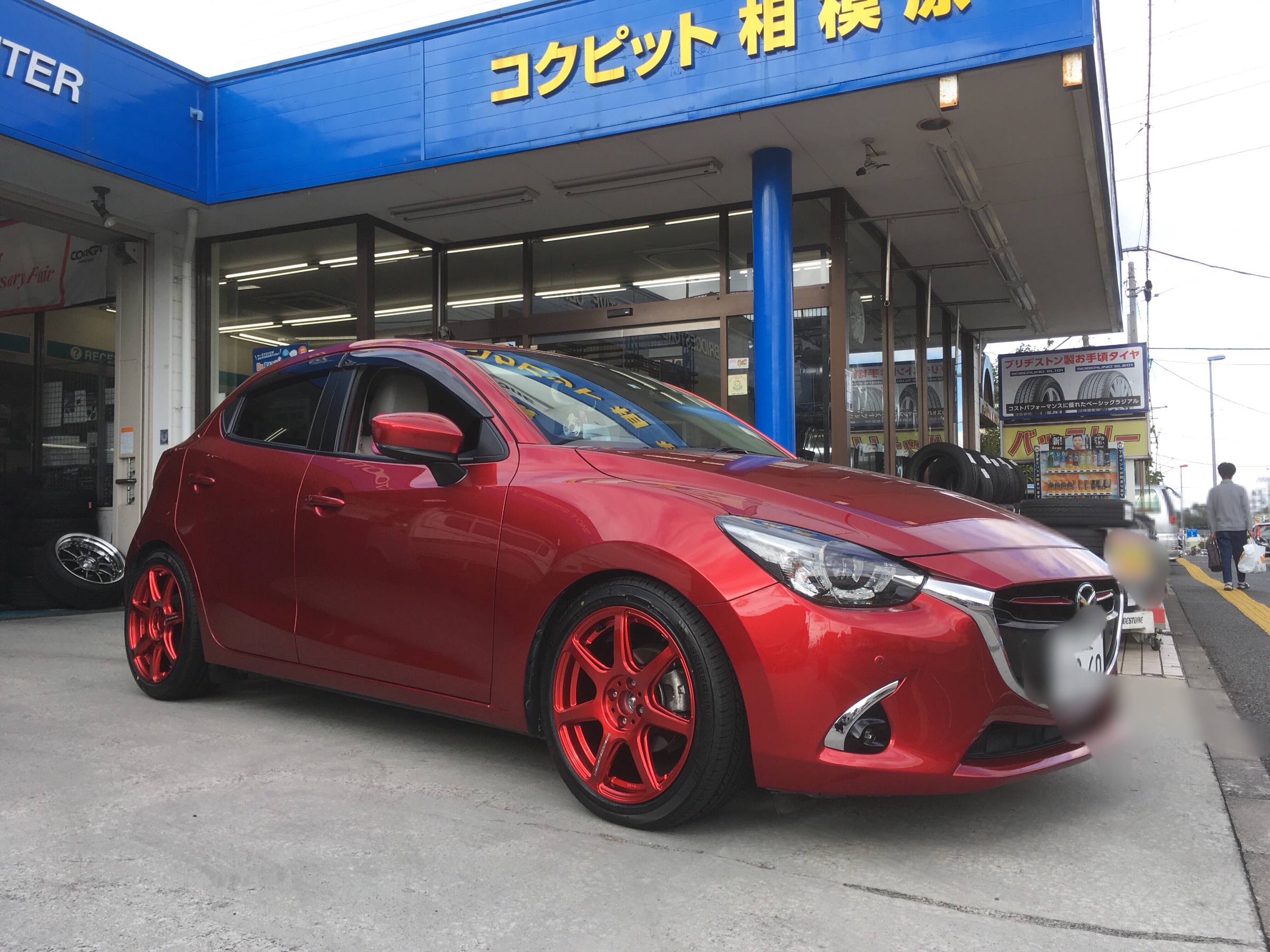 デミオにタイヤホイールセット マツダ デミオ カスタマイズ日記 コクピット 相模原 車のカスタマイズにかかわるスタッフより