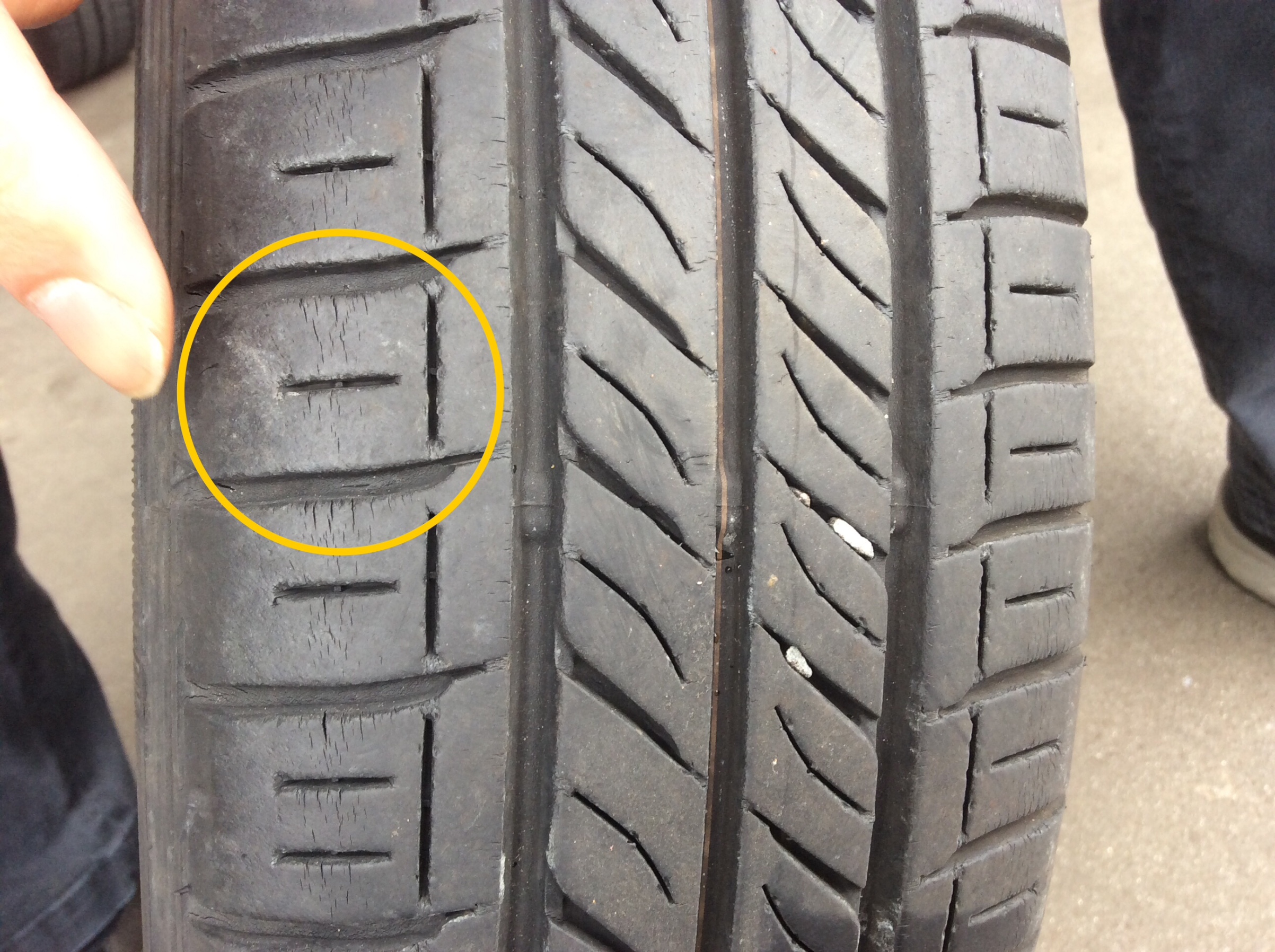 要チェックです タイヤの ヒビ タイヤ タイヤ タイヤ ホイール交換 スタッフ日記 コクピット モリオカ 車のカスタマイズにかかわるスタッフより