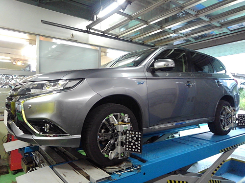 アウトランダーphevのアライメント調整 三菱 アウトランダーphev 足まわり サスペンション ブレーキ アライメント調整 スタッフ日記 コクピット コジマ 車のカスタマイズにかかわるスタッフより