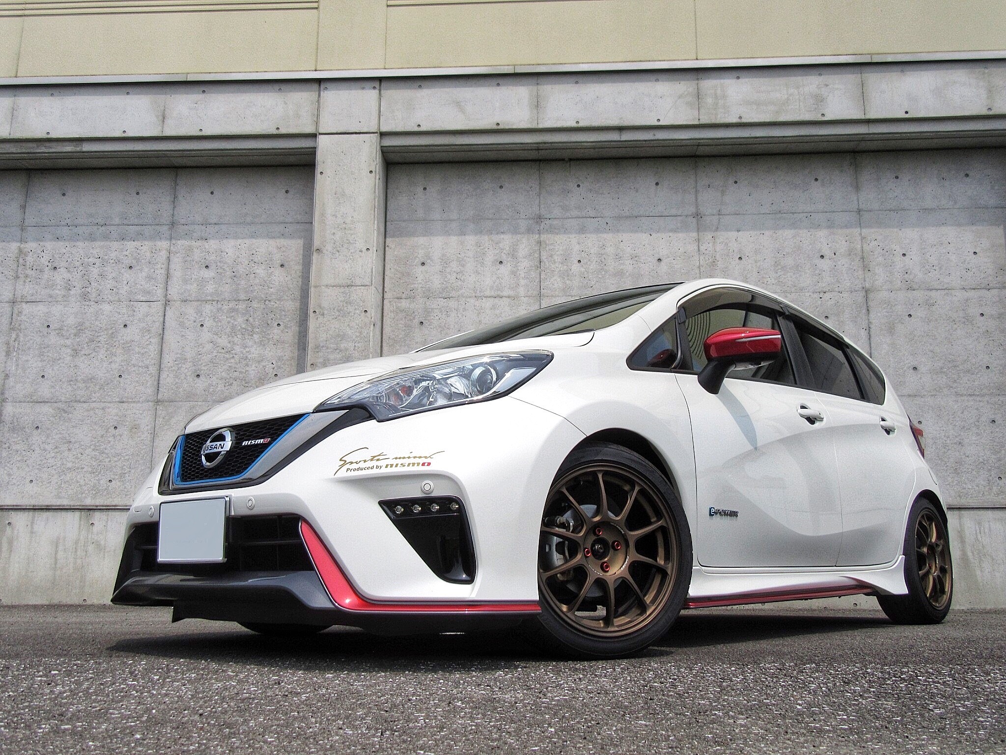 エコだけじゃ物足りない ノートe Power Nismo Rays Volk Racing Ze40 オーナーズカーインデックス カスタマイズカー紹介 コクピット 55 お客さまの車高調 ドレスアップ カスタマイズなど加工取付事例車両の紹介