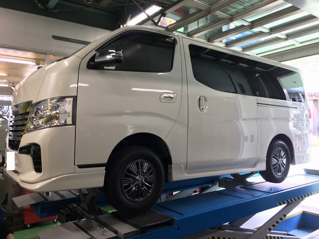 Nv350 キャラバン4wd ホイール装着 アライメント調整 日産 Nv350キャラバン ホイール ホイール 4輪トータルアライメント測定 調整 スタッフ日記 コクピット コジマ 車のカスタマイズにかかわるスタッフより