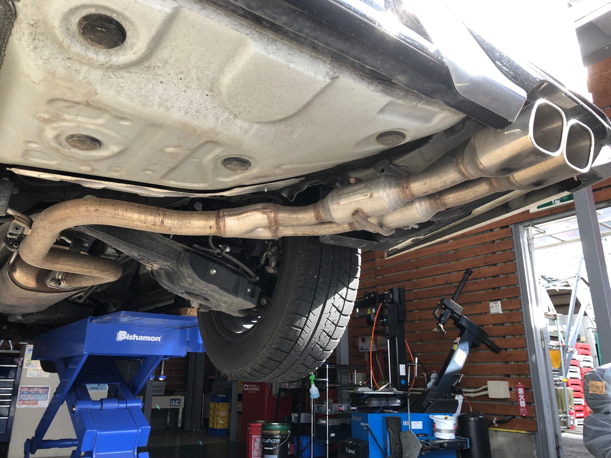 現行アルファード 30系 ガナドール 大人な社外チタンテールマフラー 見た目 馬力向上 音質 燃費バッチリ トヨタ アルファード 吸 排気系 吸 排気系 吸排気系関連パーツ取付 スタッフ 日記 コクピット 荒井 車のカスタマイズにかかわるスタッフより