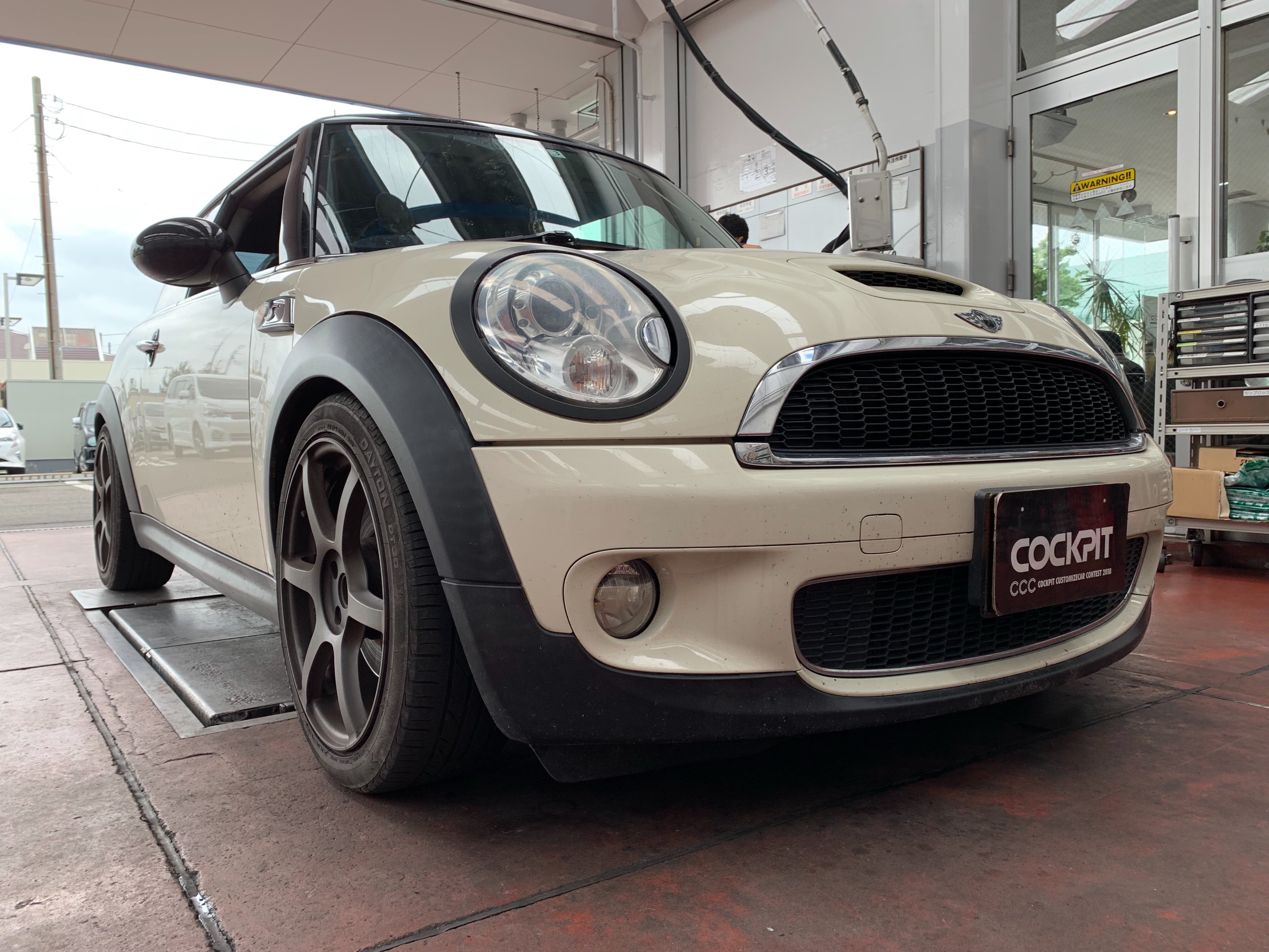 ◇BMW MINI [R56] DIXCEL ブレーキパッドローター交換◇ | BMW MINI | スタッフ 日記 | コクピット 荒井 |  車のカスタマイズにかかわるスタッフより