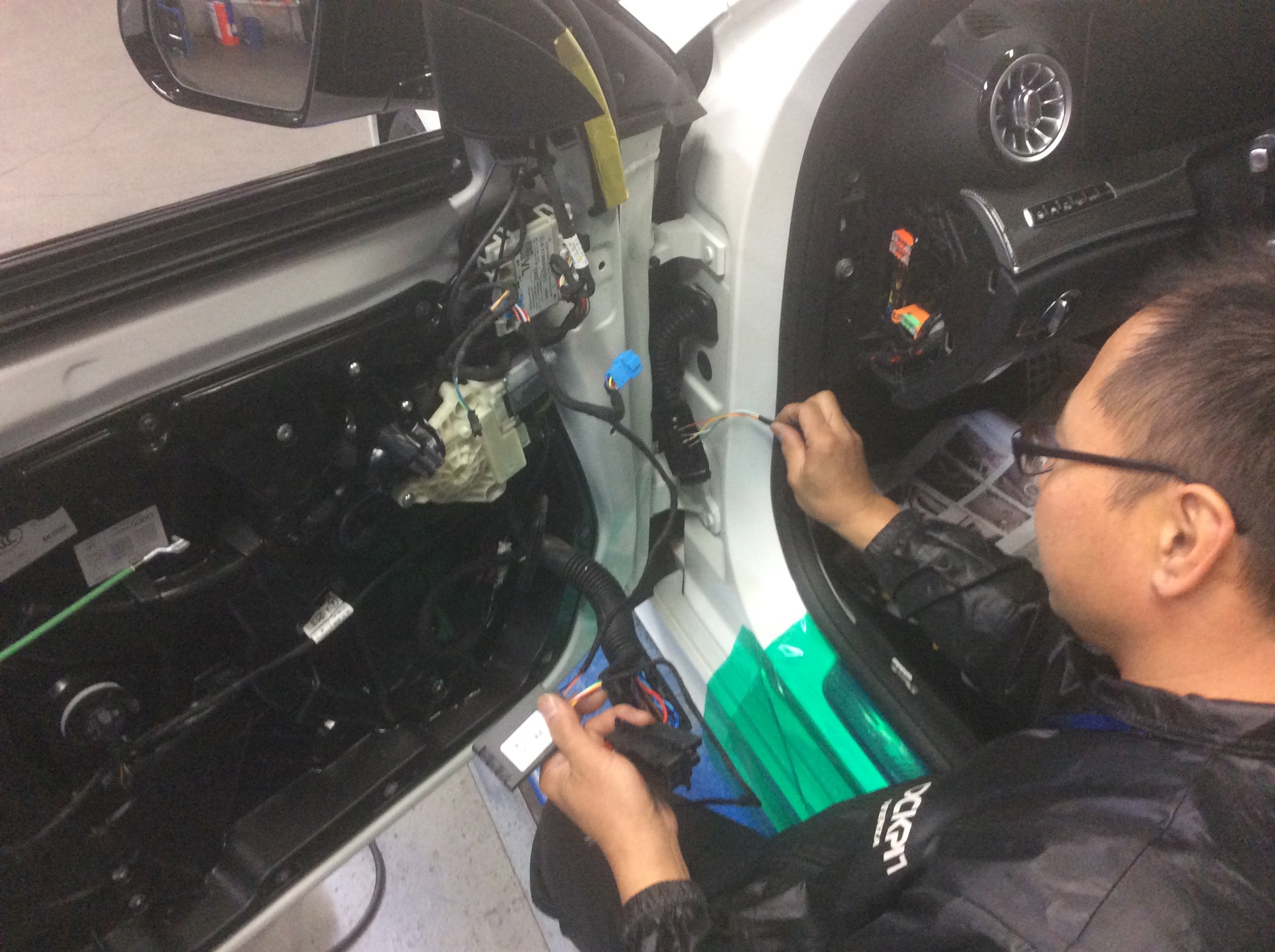 メルセデス ベンツ E43 アンビエントライトled連動 エアヴェント へ交換 メルセデス ベンツ Eクラス Hid Led その他電装系 Hid Led その他電装系 電装系関連パーツ取付 スタッフ日記 コクピット モリオカ 車のカスタマイズにかかわるスタッフより