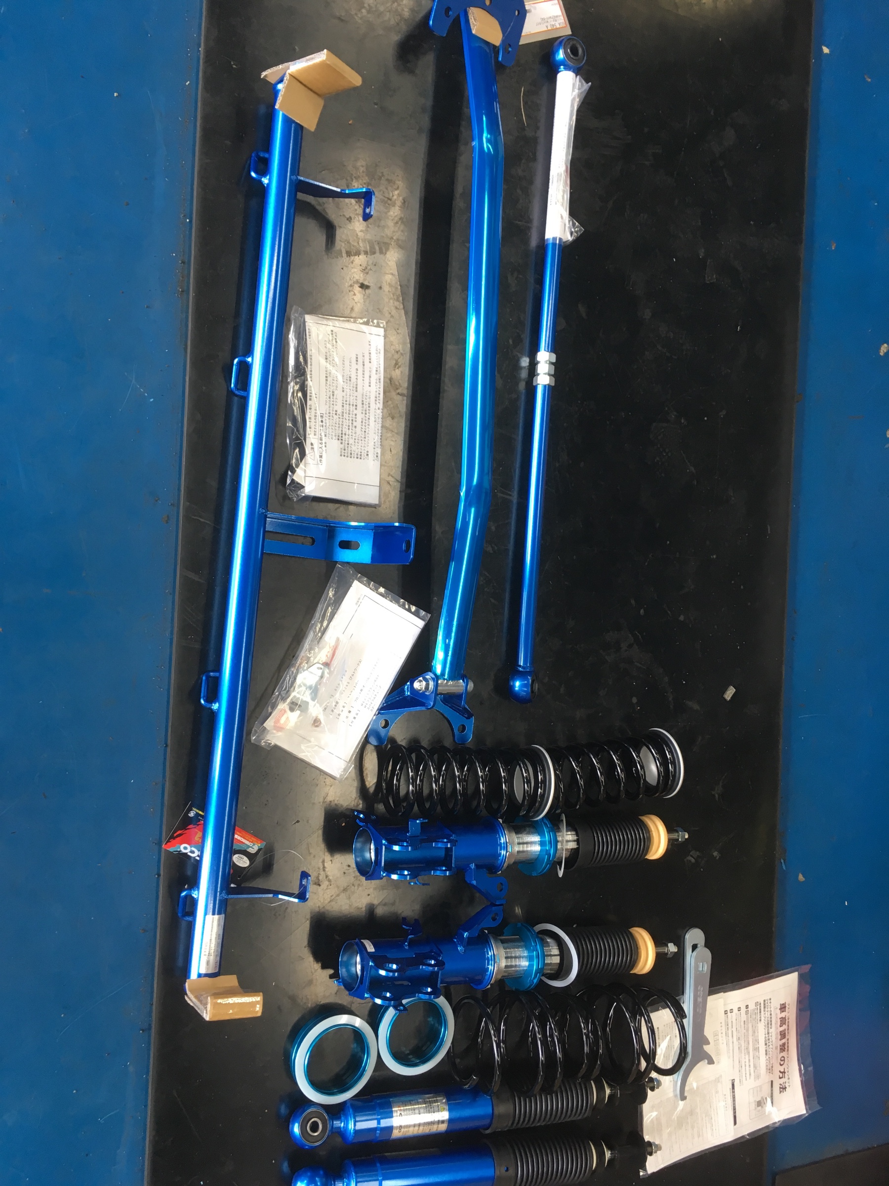 ワークスに車高調取り付けます スズキ アルトワークス カスタマイズ日記 コクピット 相模原 車のカスタマイズにかかわるスタッフより