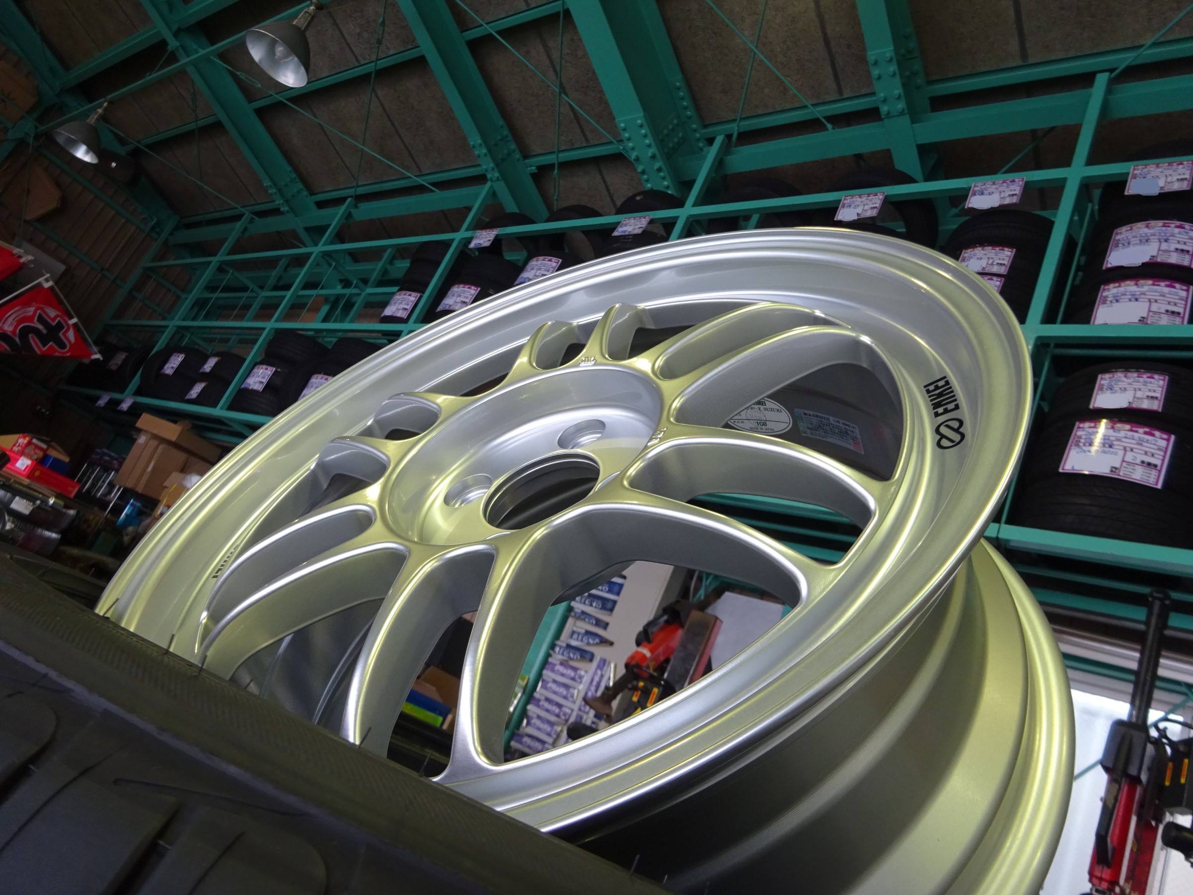 F1ホイールがルーツの色あせないデザイン トヨタ カローラフィールダー ホイール タイヤ タイヤ ホイール交換 Staff日記 コクピット さつま貝塚 車のカスタマイズにかかわるスタッフより