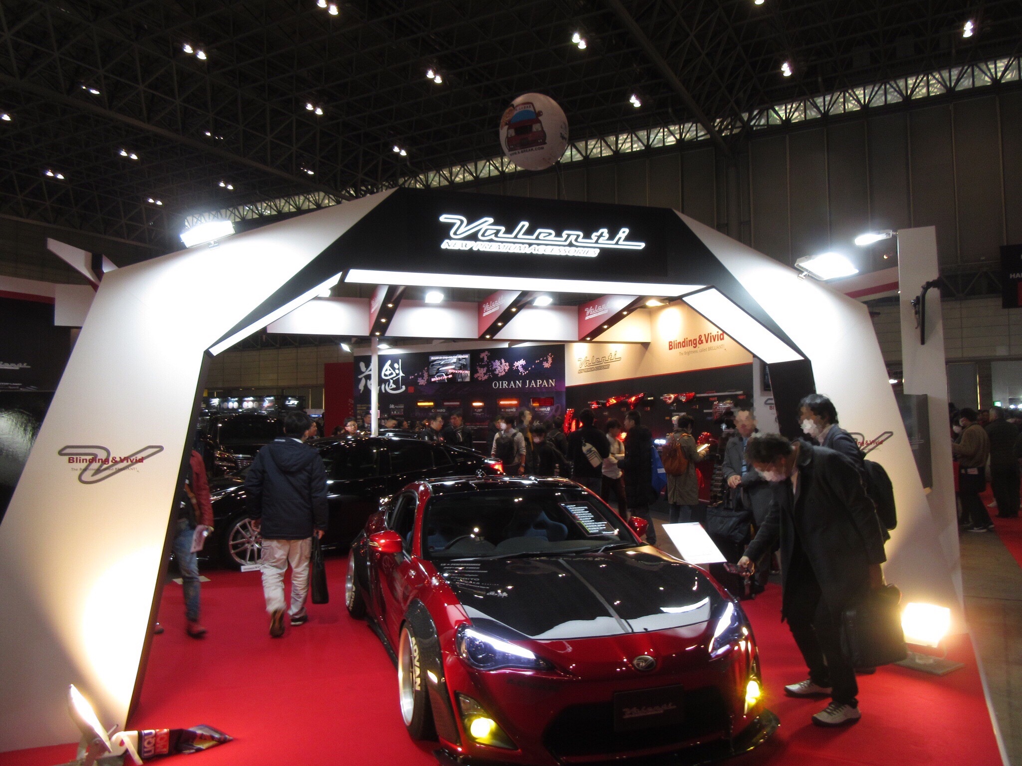 今年流行るかも？ 東京オートサロン お手軽装着の流れるウインカー
