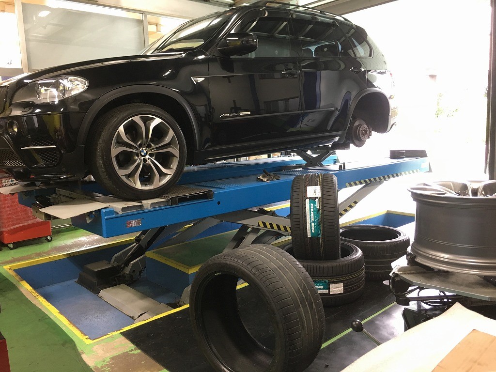 Bmw X5 ローダウン タイヤ交換 アライメント調整 Bmw X5 足まわり サスペンション ブレーキ ホイール 4輪トータルアライメント測定 調整 スタッフ日記 コクピット コジマ 車のカスタマイズにかかわるスタッフより
