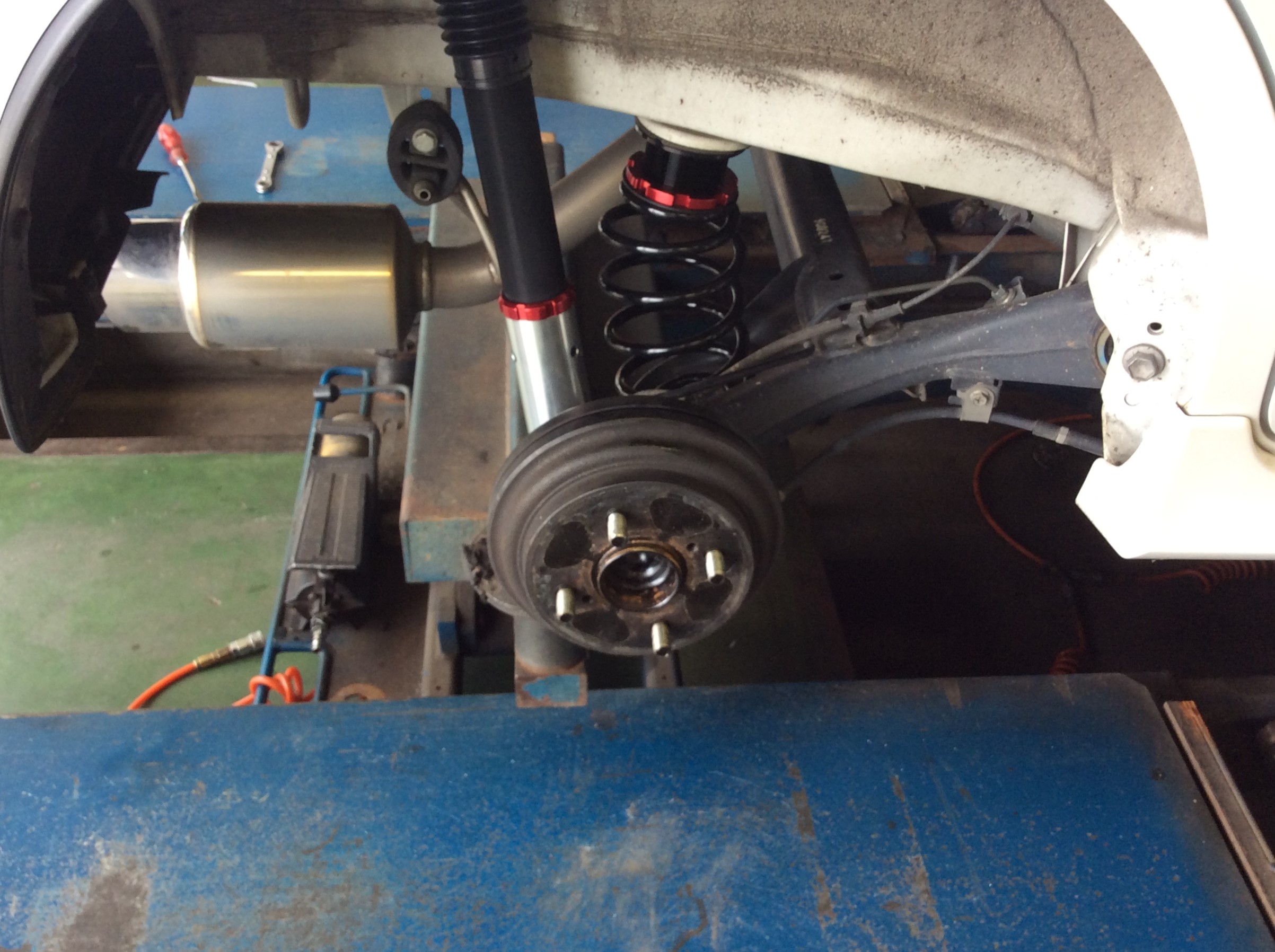 後輪はダンパーも伸ばし結構上がりました。