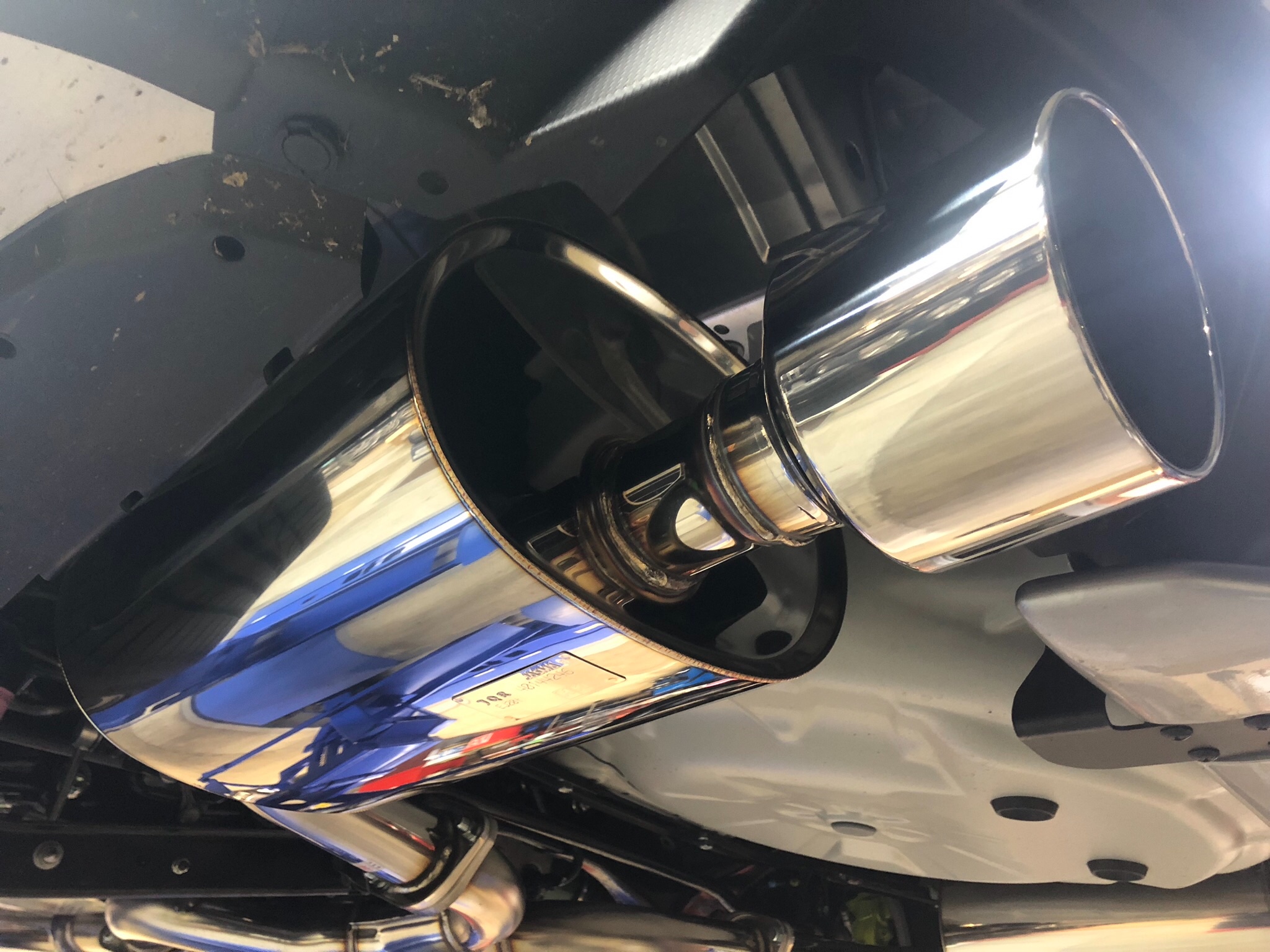 WRX STI（VAB）マフラー対決！ あなたならどっち！？ 『HKS』vs『GReddy』 | スバル WRX STI 吸・排気系 | スタッフ  日記 | コクピット 荒井 | 車のカスタマイズにかかわるスタッフより