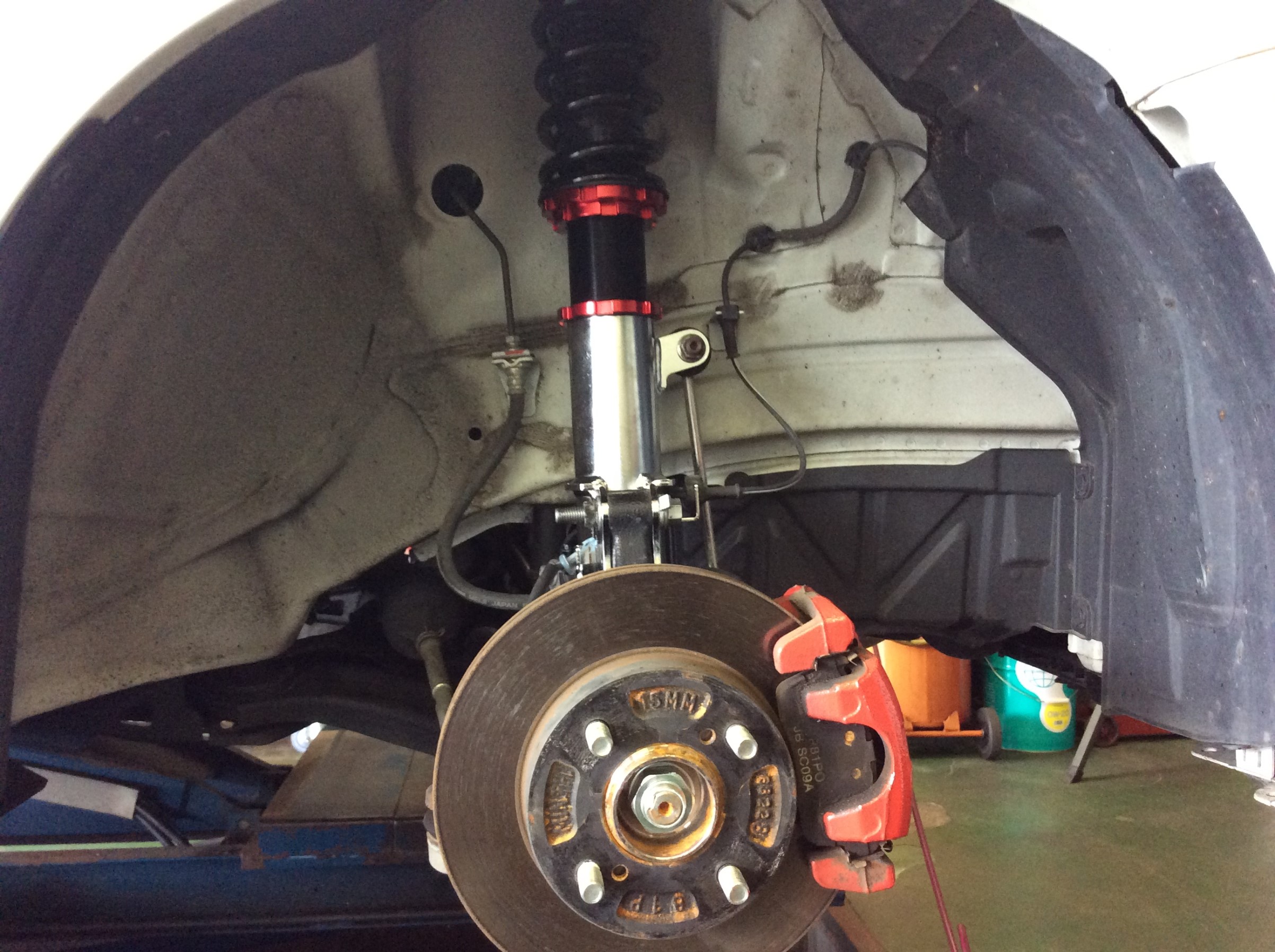 前輪は後輪より少し低めにセッティング