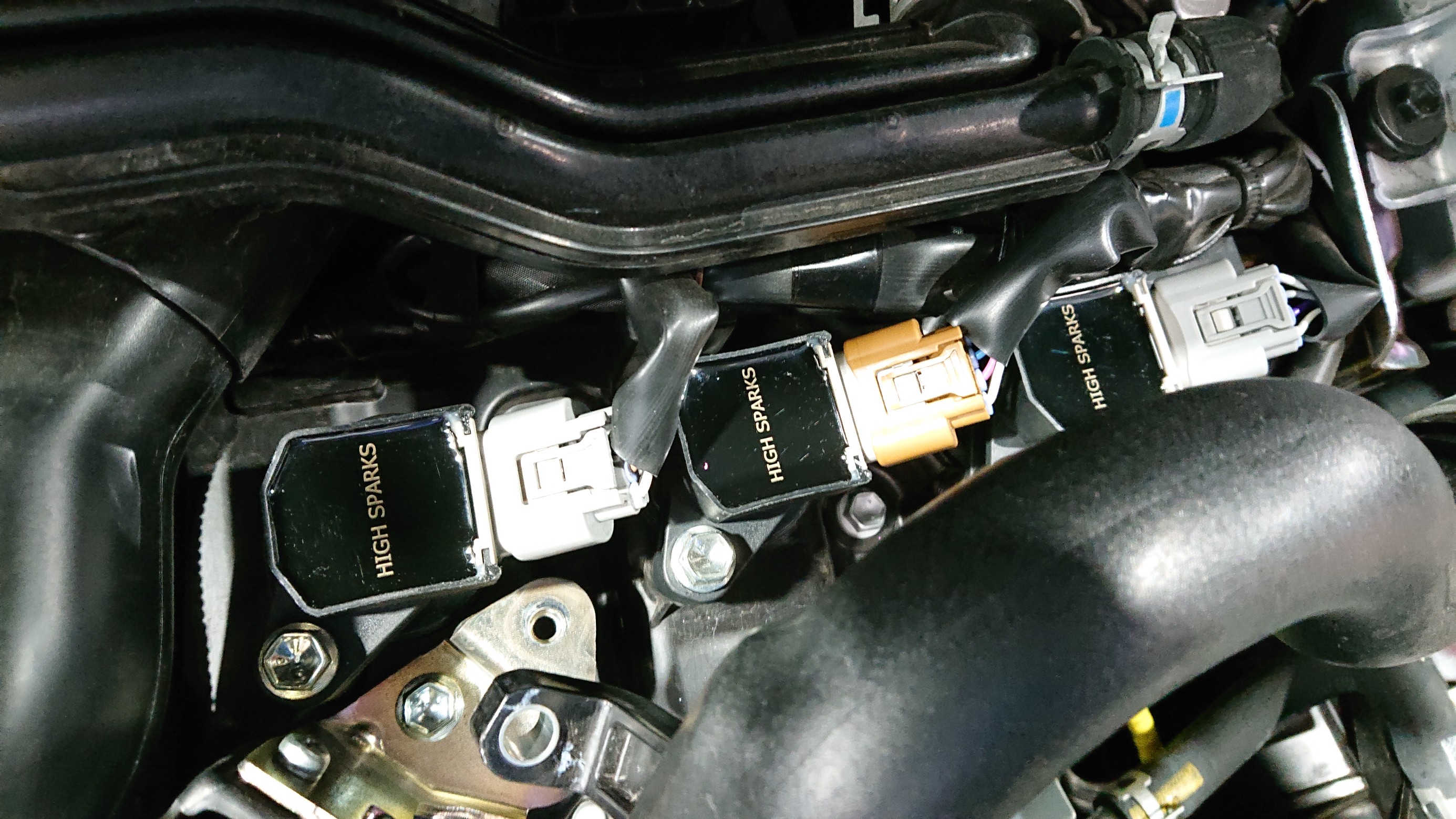 HIGH SPARK IGNITIONCOIL（ハイスパーク イグニッションコイル）取付 ／ ダイハツ タントカスタム LA610S | ダイハツ  タントカスタム 吸・排気系 吸・排気系 > 吸排気系関連パーツ取付 | Feel Book | スタイルコクピット フィール |  車のカスタマイズにかかわるスタッフより