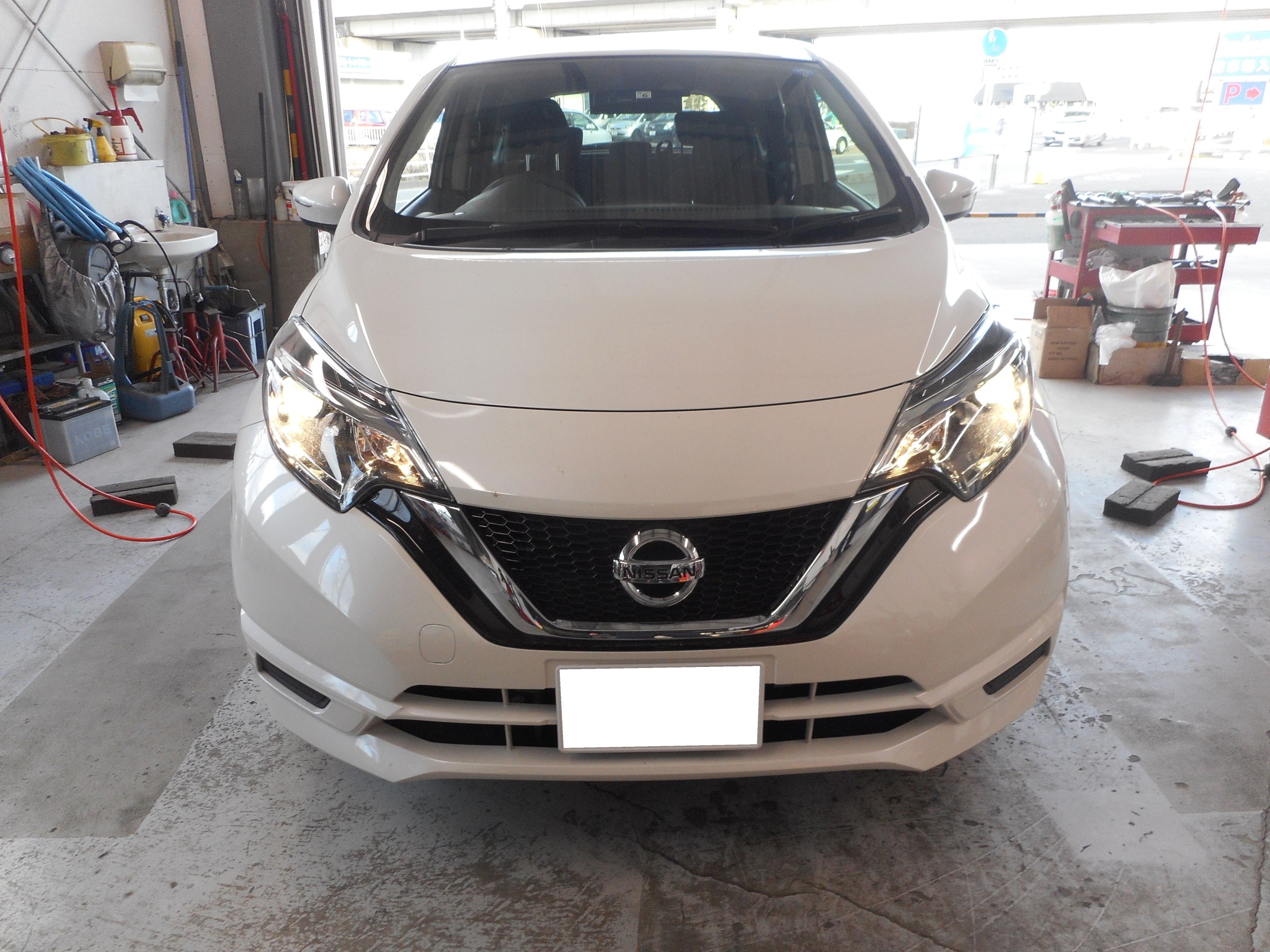 ヘッドライトバルブ交換 日産 ノート スタッフ日記 コクピット 名取 車のカスタマイズにかかわるスタッフより