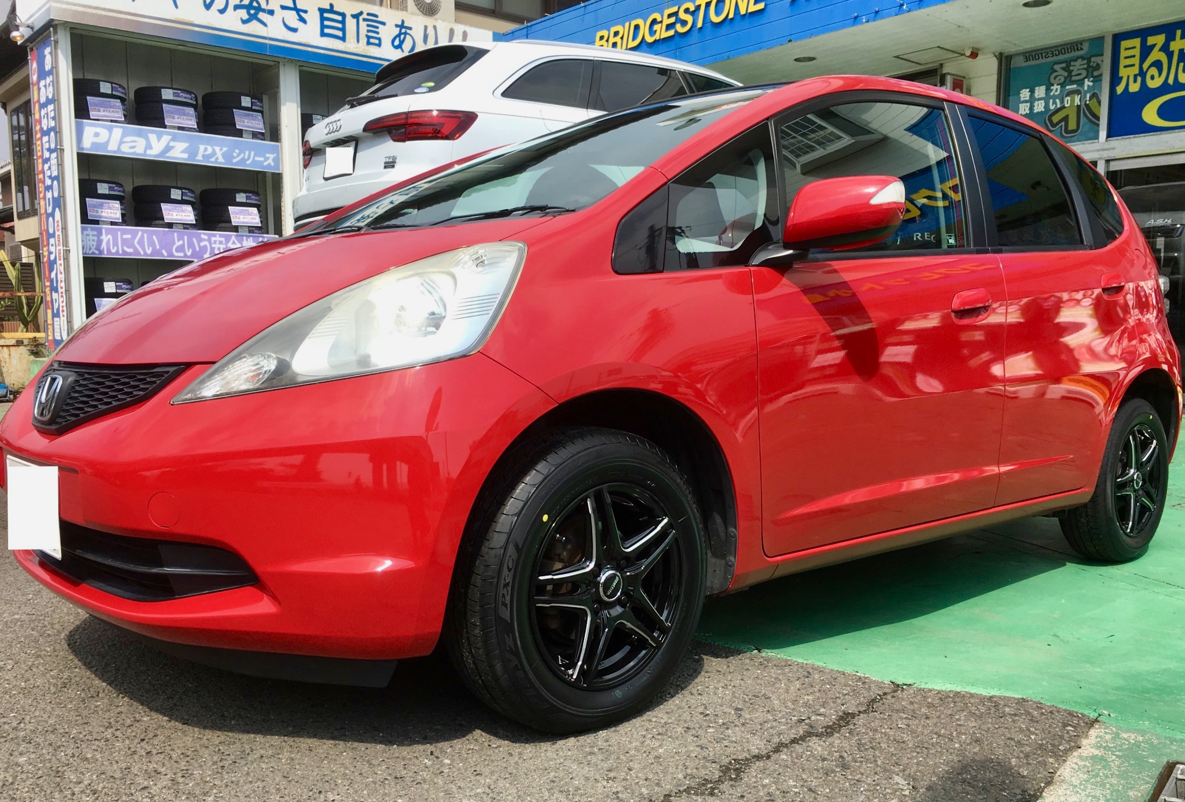 ホンダフィット お洒落は足元から が ドレスアップの基本 オーナーズカーインデックス カスタマイズカー紹介 コクピット コジマ お客さまの車高調 ドレスアップ カスタマイズなど加工取付事例車両の紹介
