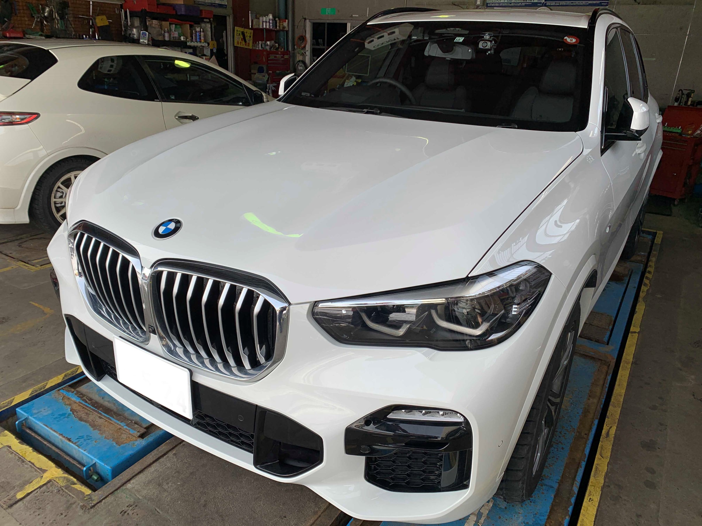 Bmw G05 X5にもbrexドライブレコーダーと防錆コート Bmw X5 Av カーナビ ドライブレコーダー Etc Av カーナビ ドライブレコーダー Etc ドライブレコーダー取付 Pit作業レポート Cockpit Age3 コクピットエイジ 車のカスタマイズにかかわるスタッフより