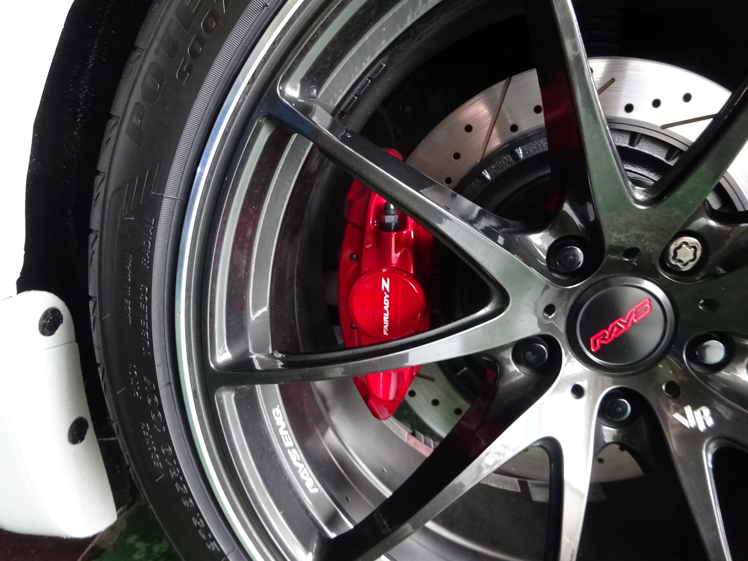 ブレーキキャリパーの存在感ってスゴイです。 | 日産 フェアレディZ