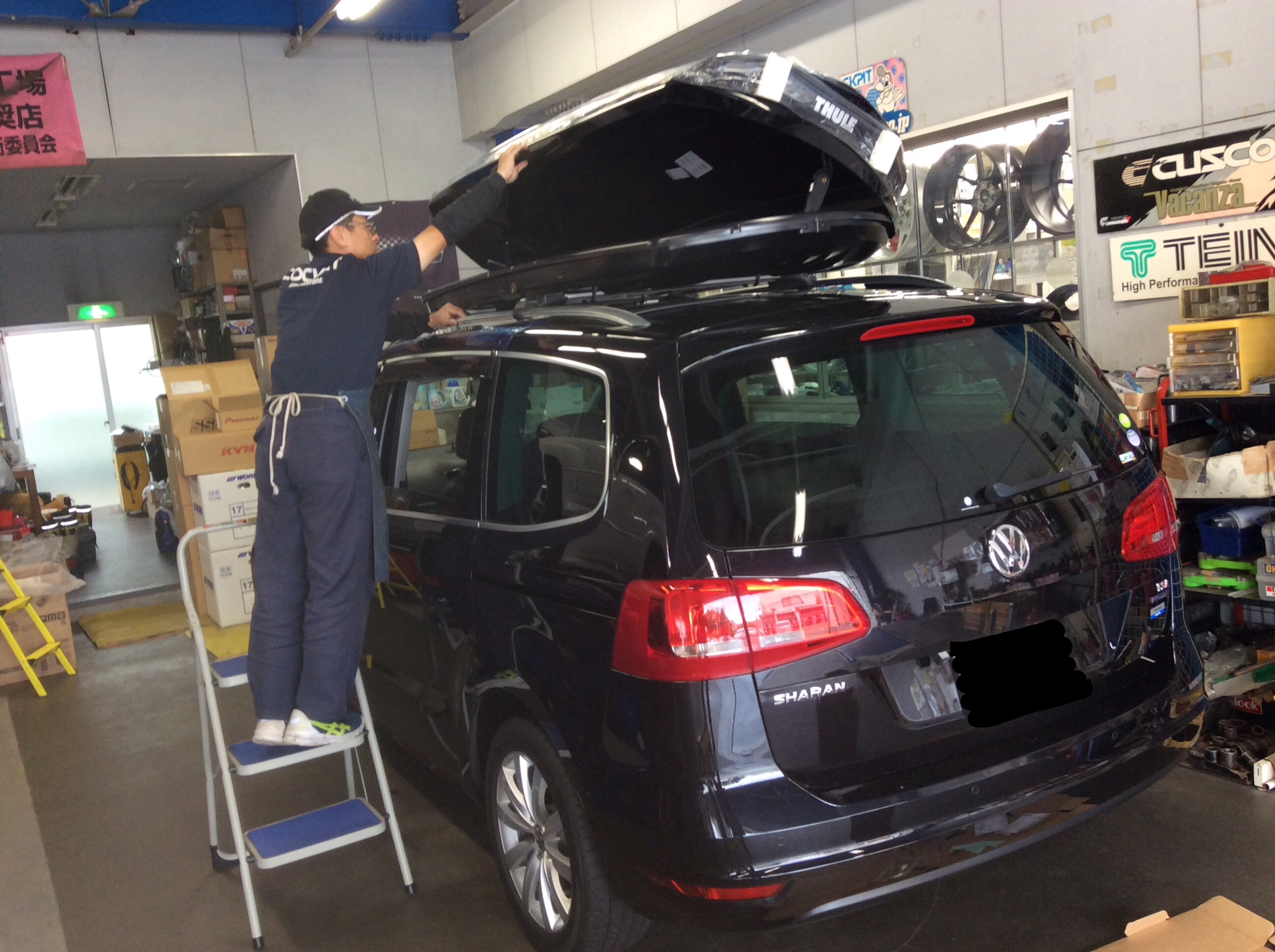 THULE Roof Boxes 「 Dynamic L 」を VW Sharan に取り付けです