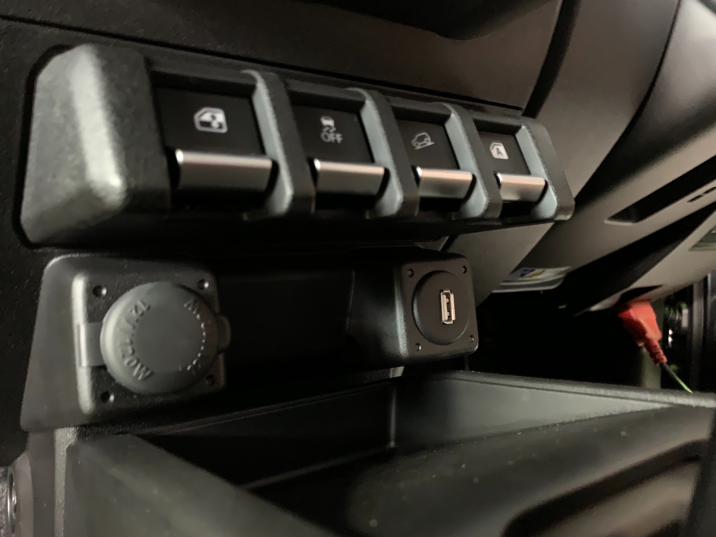 新型ジムニー Jb64w ナビ バックカメラ エンジンスターター Etc お取付です スズキ ジムニー Av カーナビ ドライブレコーダー Etc Av カーナビ ドライブレコーダー Etc ナビゲーション取付 Pit作業レポート Cockpit Age3 コクピットエイジ 車の