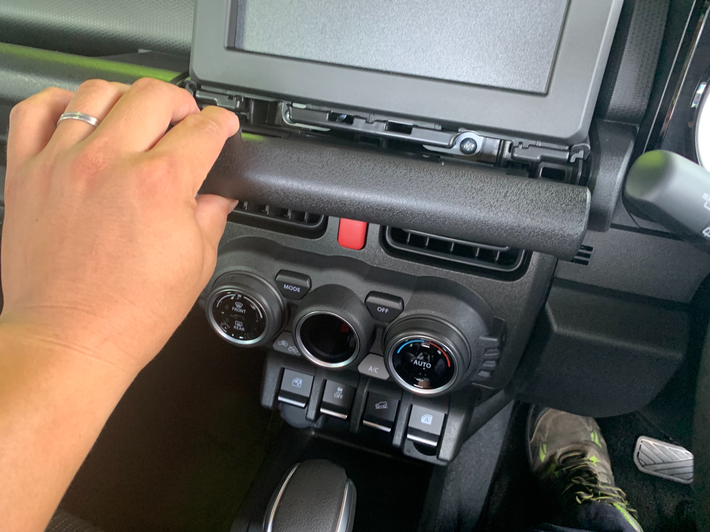 新型ジムニー Jb64w ナビ バックカメラ エンジンスターター Etc お取付です スズキ ジムニー Av カーナビ ドライブレコーダー Etc Av カーナビ ドライブレコーダー Etc ナビゲーション取付 Pit作業レポート Cockpit Age3 コクピットエイジ 車の