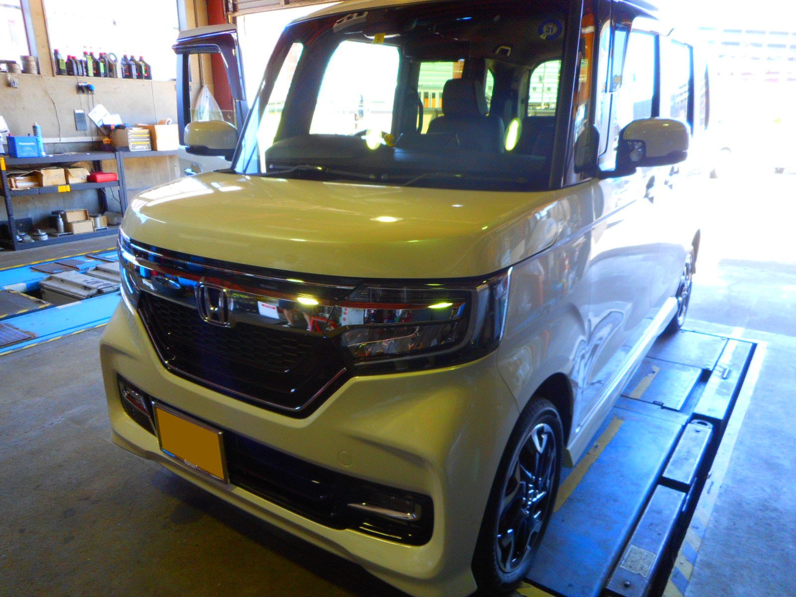新車ですけど バッテリー 交換します ホンダ N Wgnカスタム メンテナンス オイル バッテリー他 Pit作業レポート Cockpit Age3 コクピットエイジ 車のカスタマイズにかかわるスタッフより