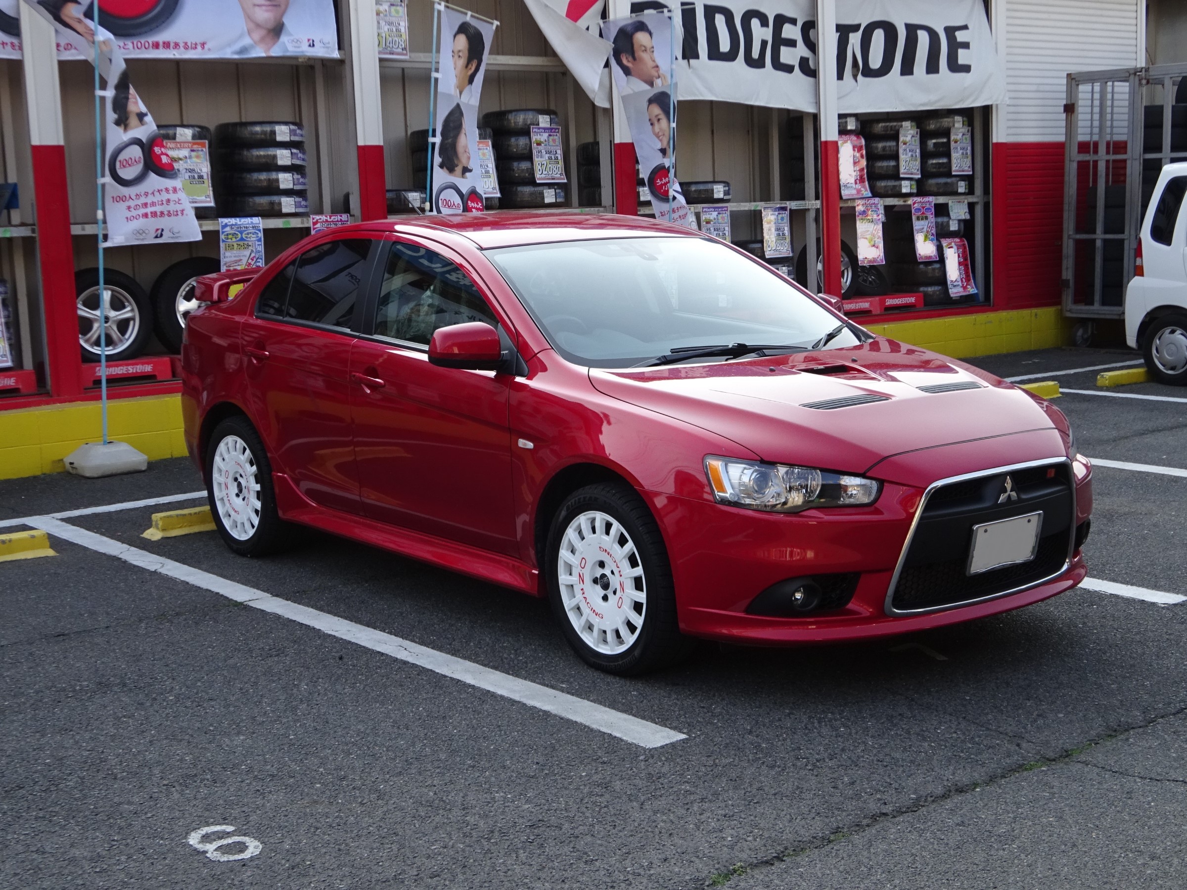 貴方は ゴールド それとも 白 三菱 ギャランフォルティス ホイール タイヤ タイヤ ホイール交換 Staff日記 コクピット さつま貝塚 車のカスタマイズにかかわるスタッフより