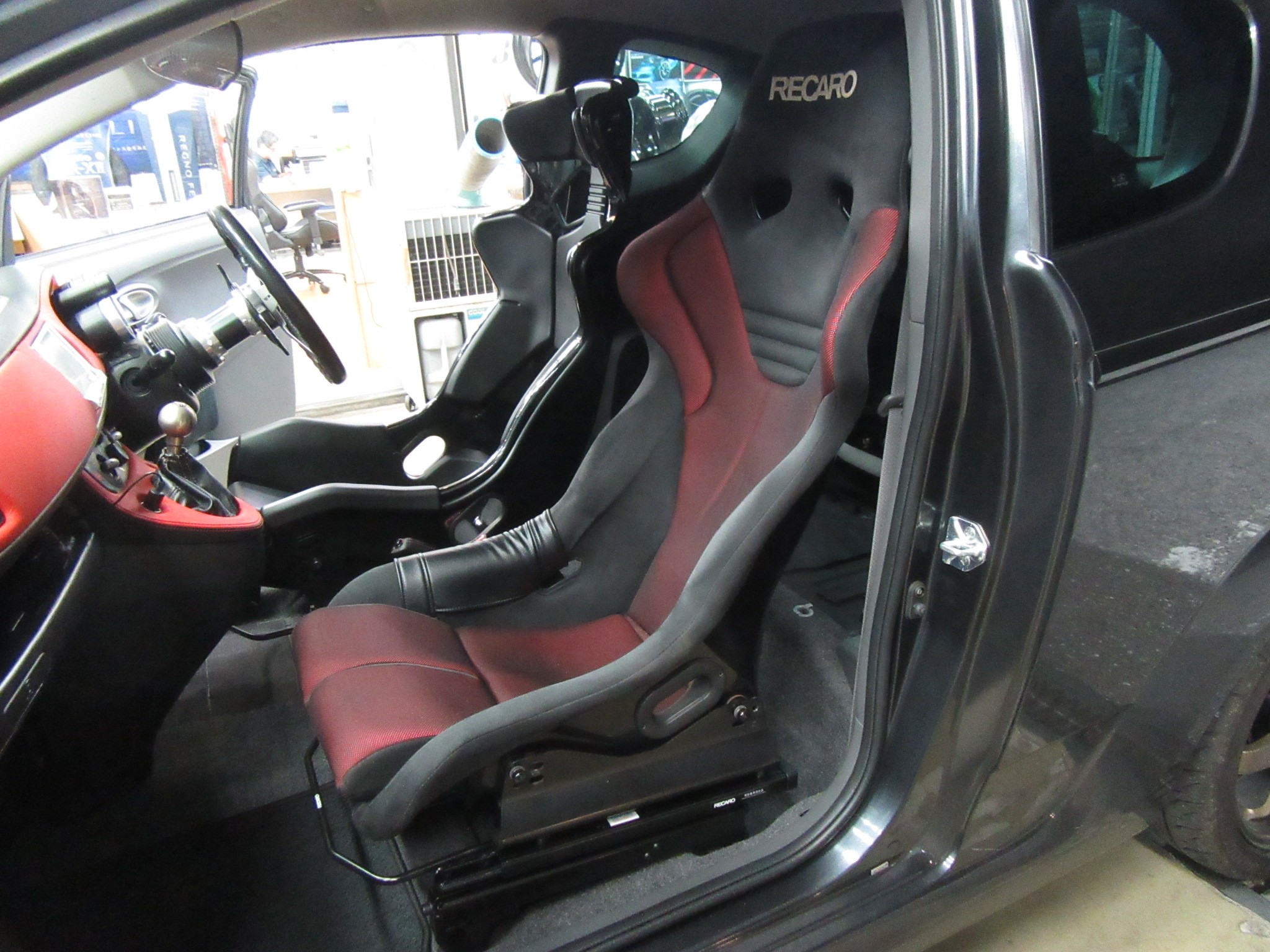 連続取り付けの レカロ Pro Racer Rms 2700g 今度はスバルr1ですよ スバル R1 店長アサコのブログ コクピット 55 車のカスタマイズにかかわるスタッフより