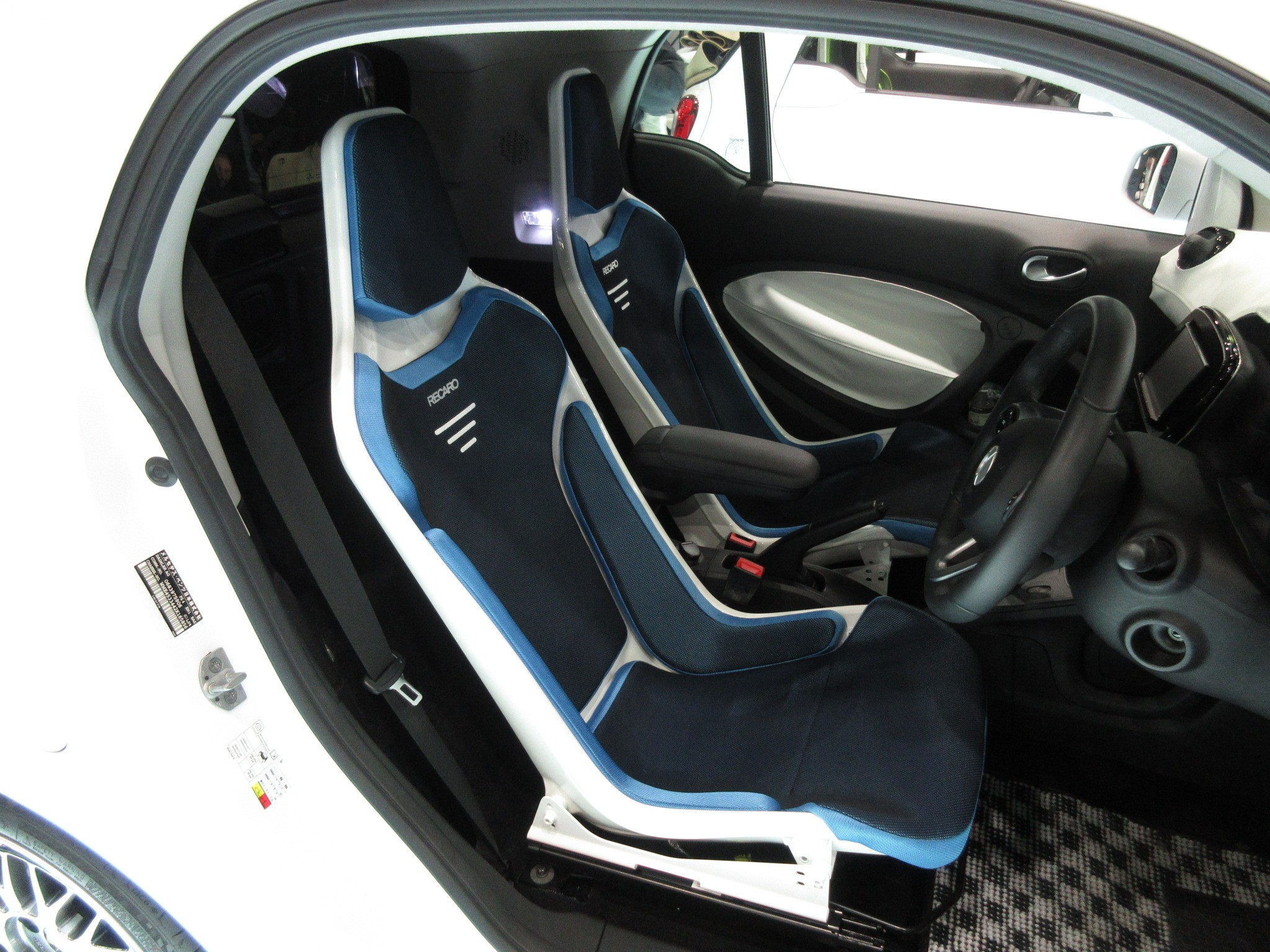 レカロの新商品「RECARO RCS」の展示用シートが入荷しました!もちろん試座もOKですよ! | 店長アサコのブログ | コクピット 55 | 車のカスタマイズにかかわるスタッフより レカロの新商品「RECARO RCS」の展示用シートが入荷しました!もちろん試座もOKですよ! | 店長アサコのブログ | コクピット 55 | 車のカスタマイズにかかわるスタッフより