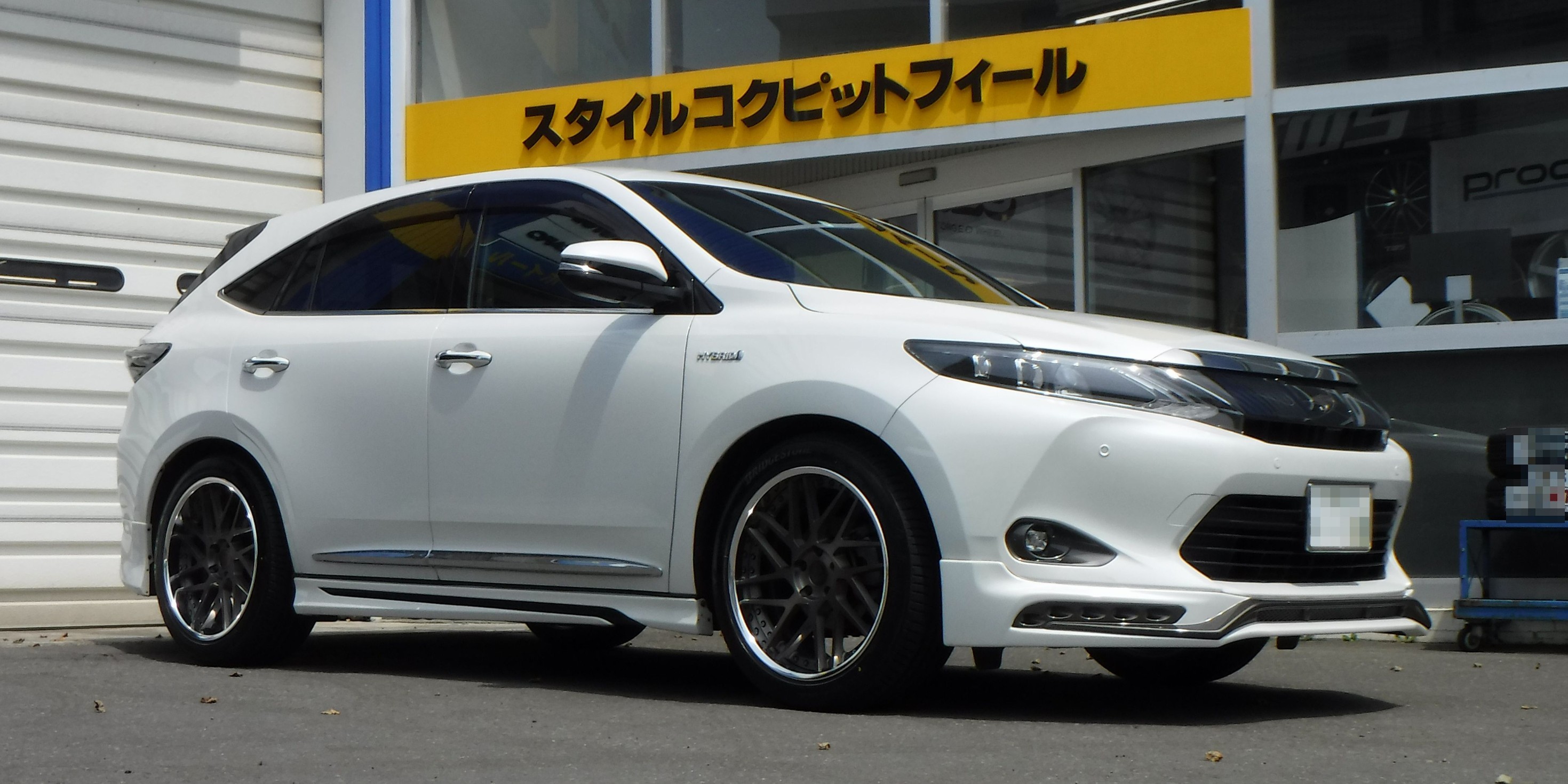 トヨタ ハリアー ハイブリッド AVU65W + SUPER STAR LEONHARDIRITT