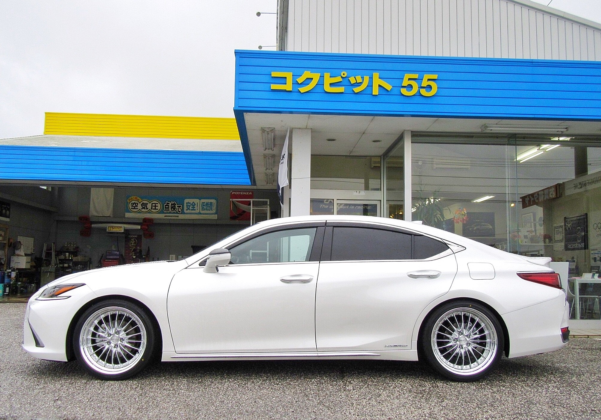 さりげない大人のカスタマイズ！レクサスES300ｈ＆ WORK SCHWERT
