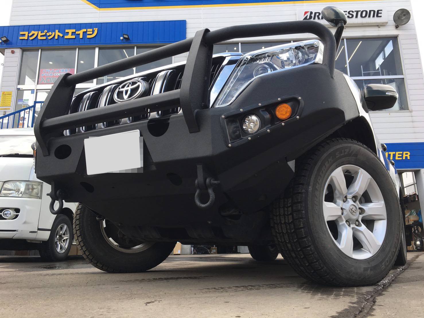 本国輸入 150プラド超重量級バンパー交換 トヨタ ランドクルーザープラド エクステリア エクステリア エアロパーツ塗装 取付 Pit作業レポート Cockpit Age3 コクピットエイジ 車のカスタマイズにかかわるスタッフより