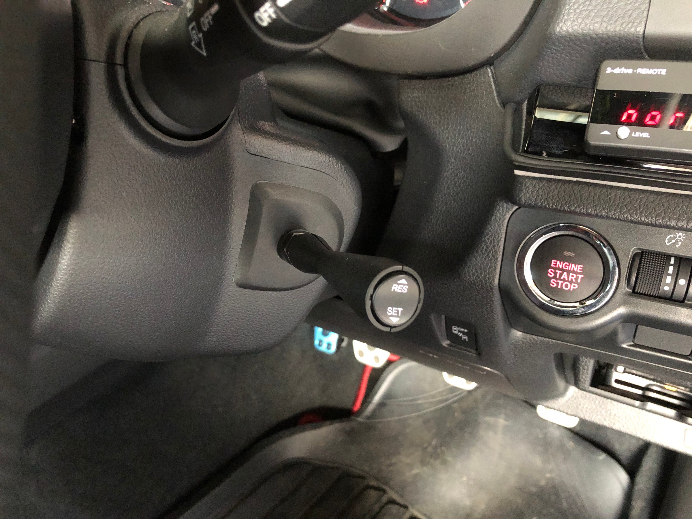 スバル Wrx Sti Pivot クルコン付きスロコン レカロ Sr 6 シートヒーター後付取り付け スバル Wrx Sti Hid Led その他電装系 インテリア ステアリング シート交換 スタッフ 日記 コクピット 荒井 車のカスタマイズにかかわるスタッフより