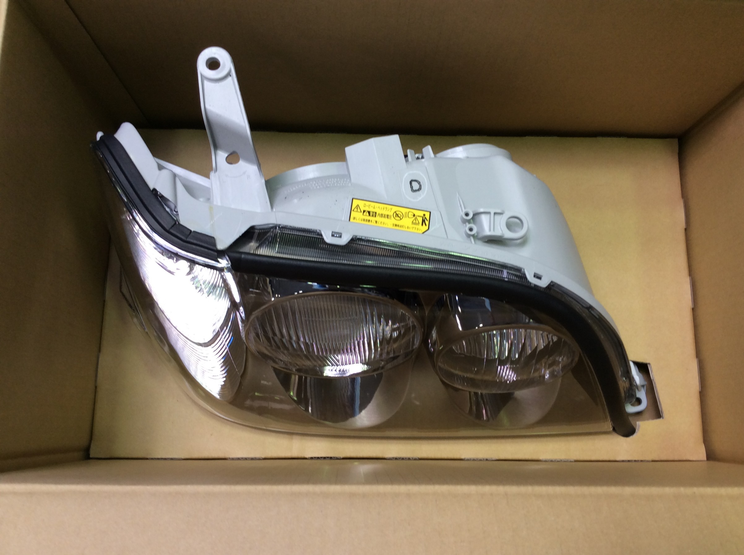 顔って大事 トヨタ クラウンエステート Hid Led その他電装系 Hid Led その他電装系 Led取付 スタッフ日記 コクピット 嵯峨野